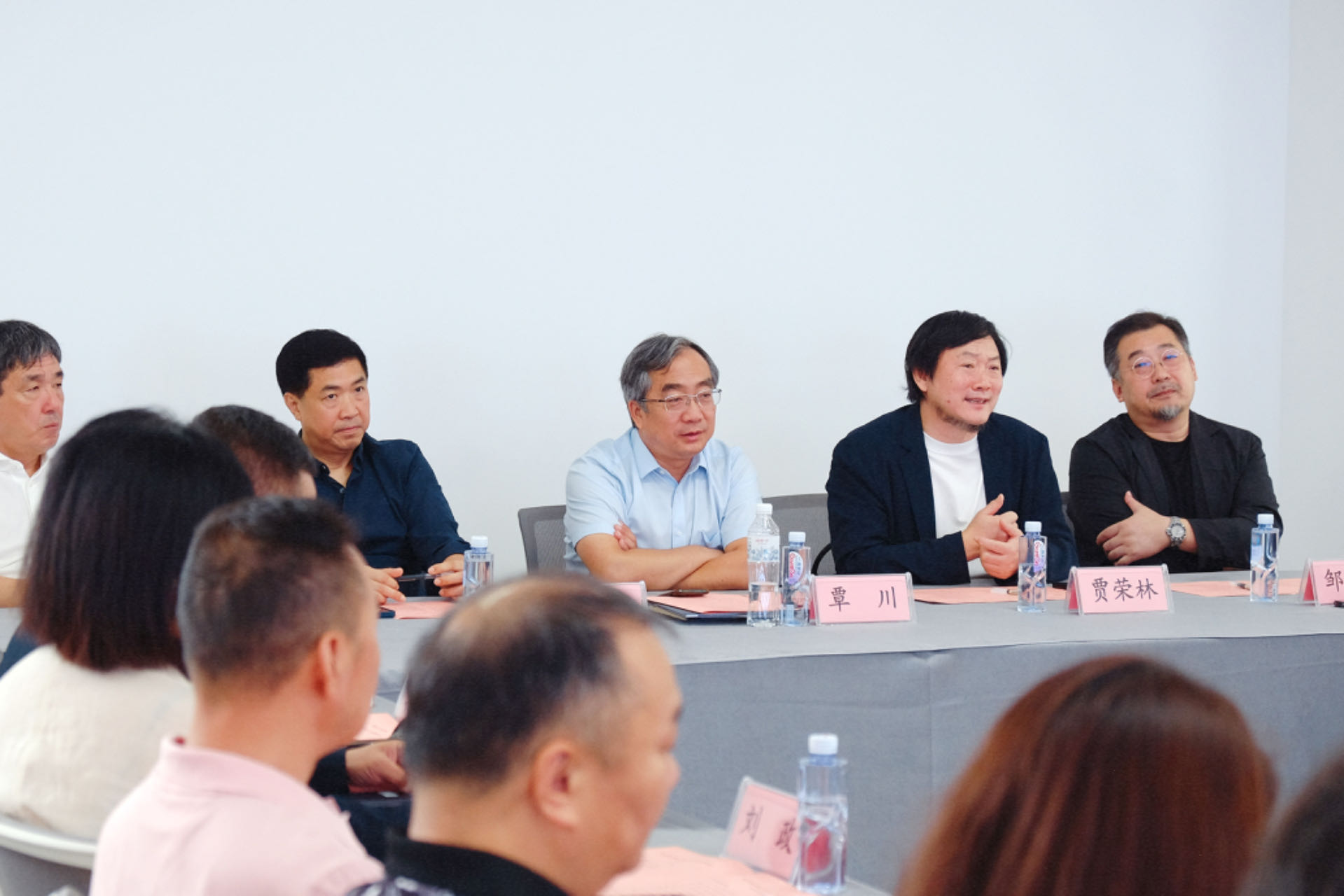 20240911-ued官网登录入口美术学院《专业考察》课程开设30周年专题研讨会举行-研讨会现场专家学者探讨交流-胡思凡.jpg