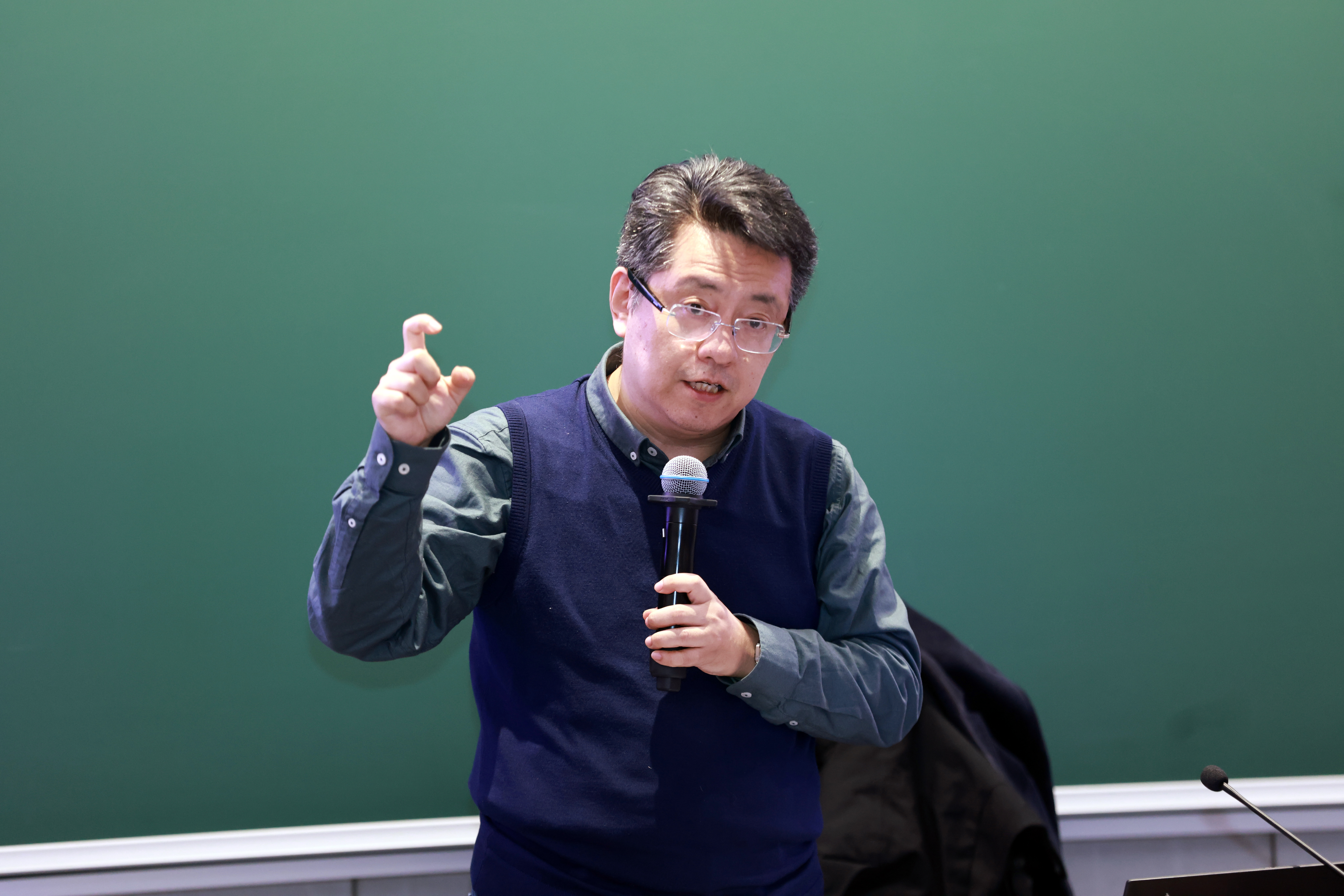 20241227-ued官网登录入口举办2024年哲学社会科学骨干教师专题研讨班-常志东-董煜作专题报告.JPG