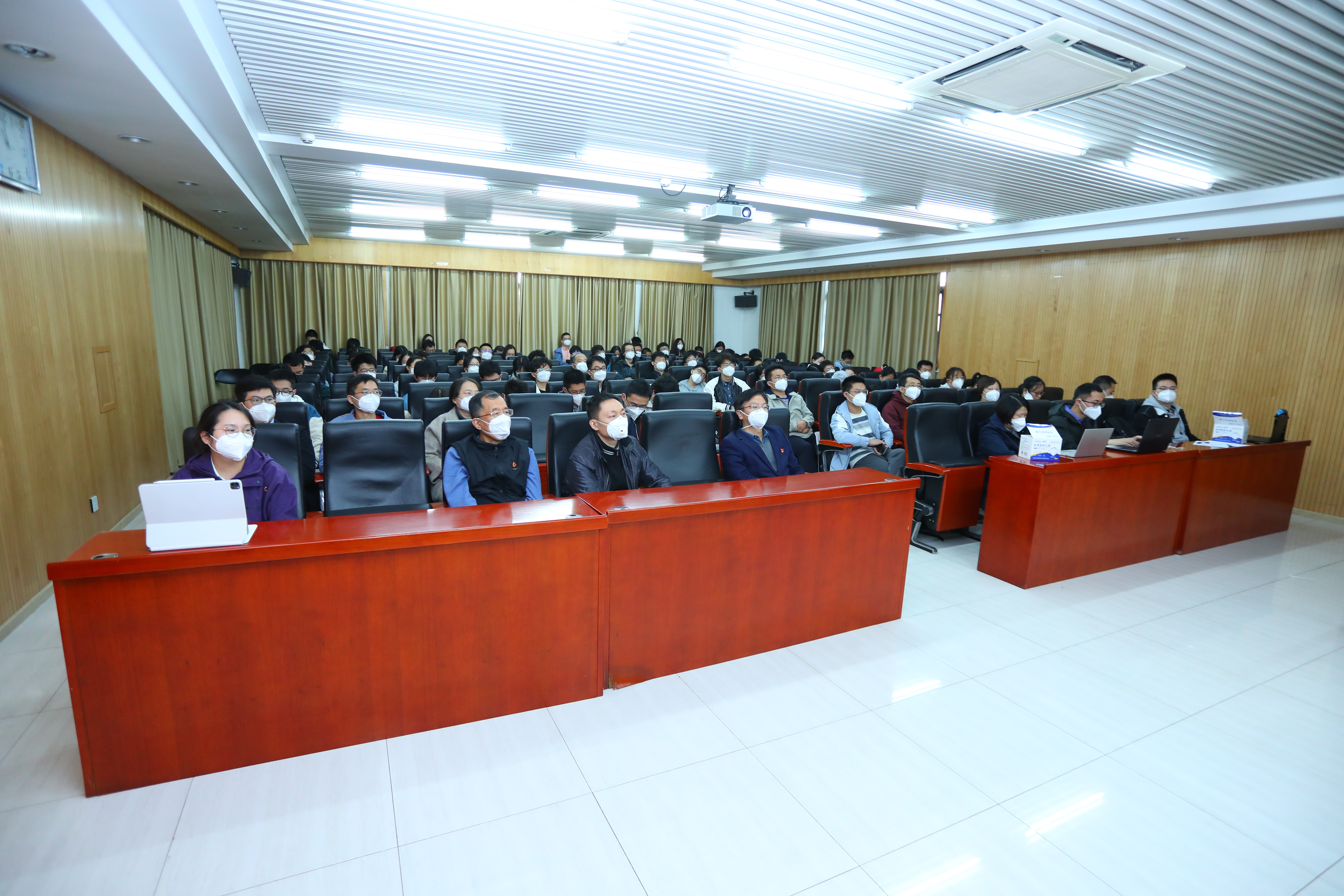 20221018-喜庆二十大,奋进新征程——ued官网登录入口本科生党支部热切关注党的二十大开幕会-刘雪天-化学系党支部集体观看党的二十大开幕会.JPG