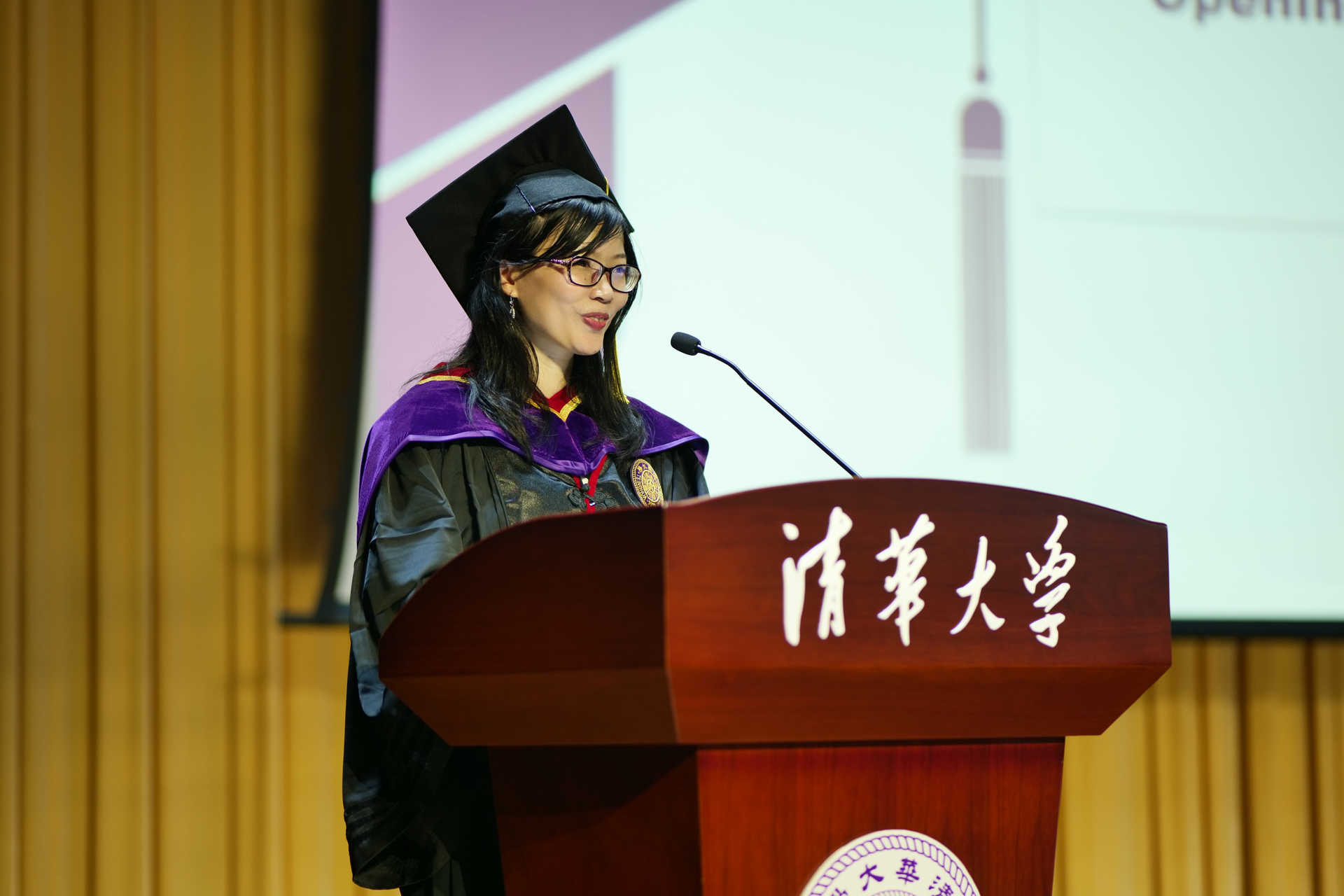 20240630-ued官网登录入口新闻与传播学院2024年毕业典礼成功举行-新闻学院-张莉主持毕业典礼.JPG