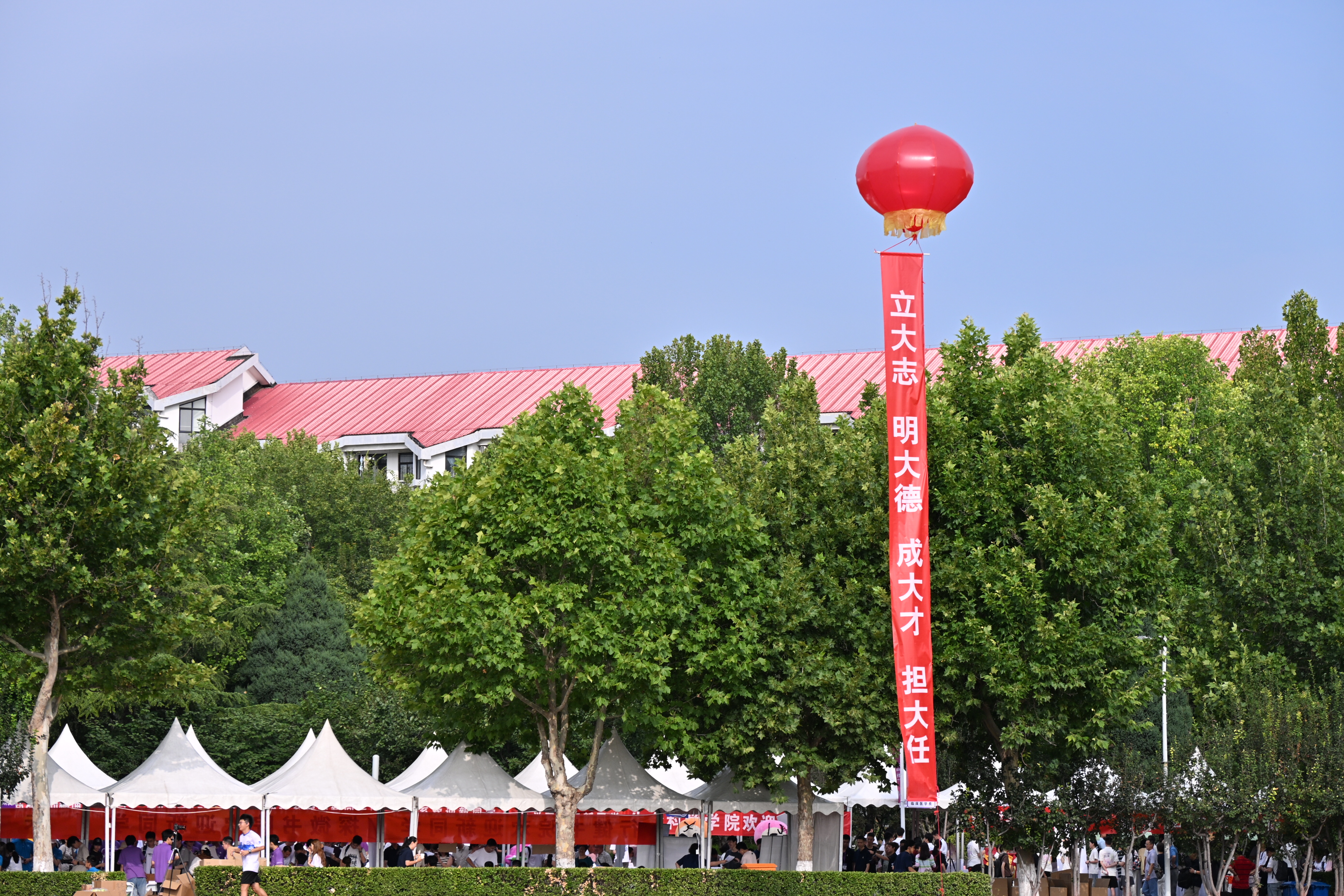 20260819-温馨热闹的迎新点-陈森荣-0.jpg