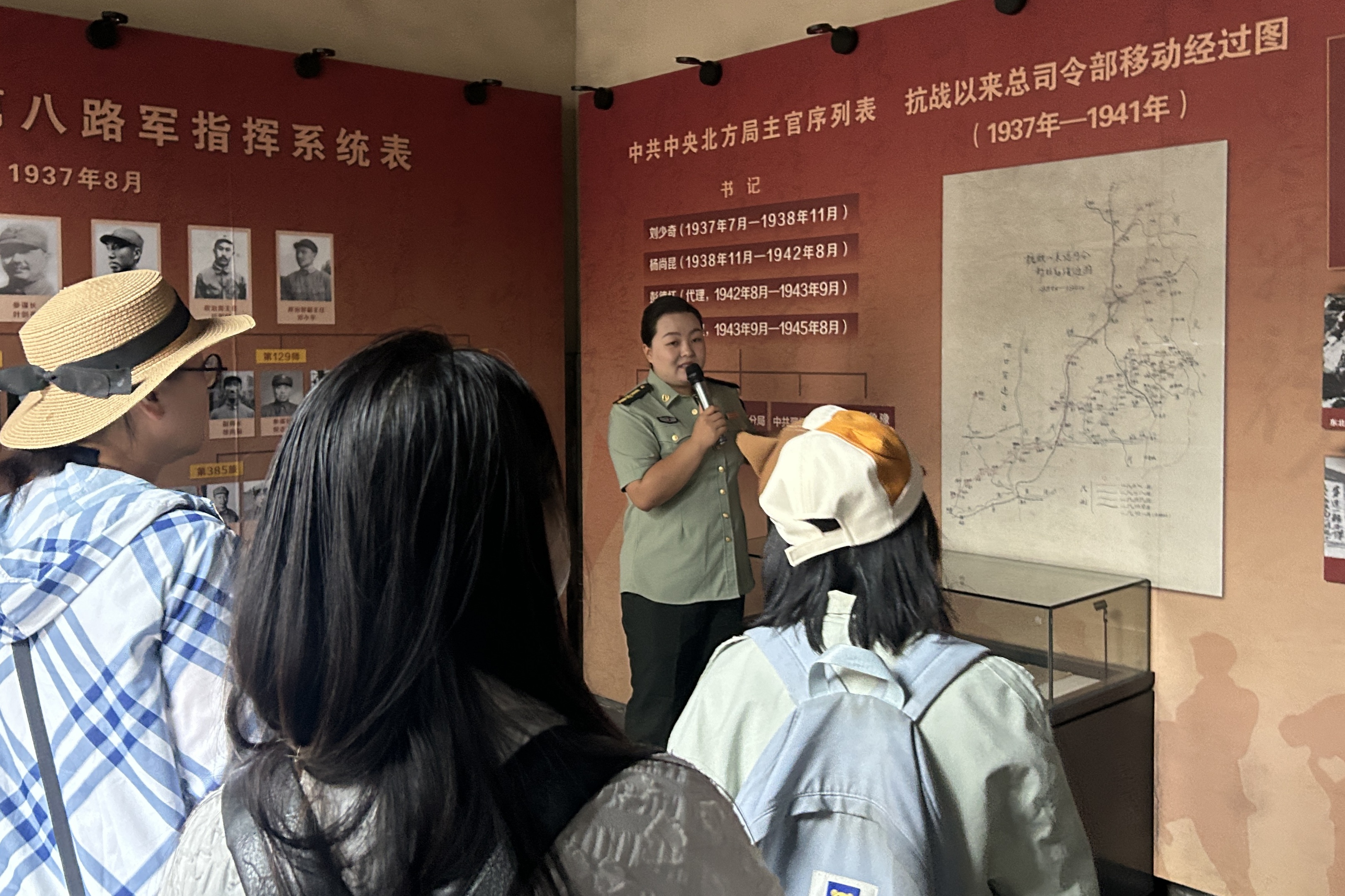 20260815-ued官网美院环艺系山西潞城古建筑研学支队开展“思政实践”课程教育-黄诗原-实践队师生认真聆听讲解并瞻仰历史遗物.jpg
