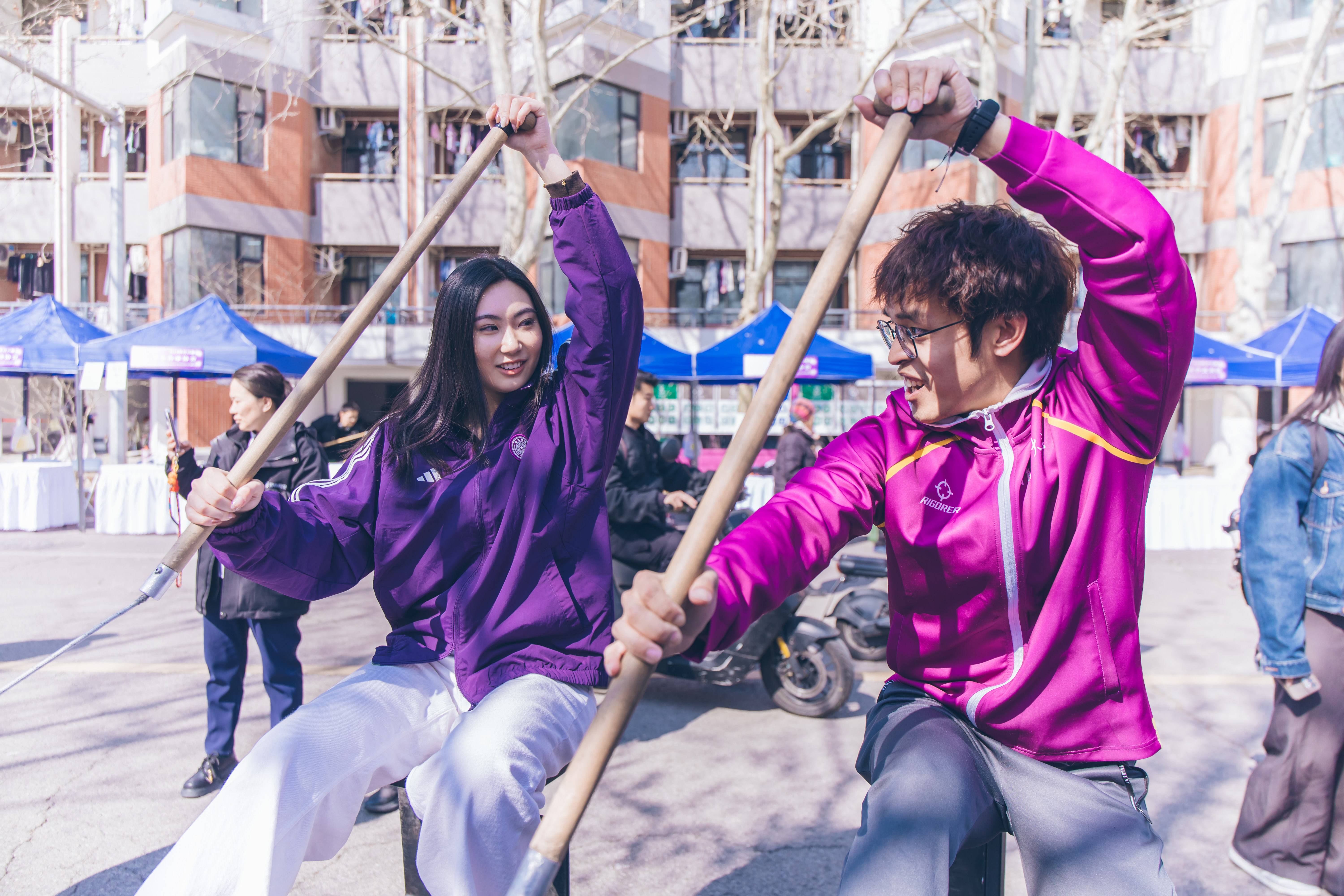 20260325-2026年春季学期ued官网登录入口学生社团联合招新-校团委-体育兴趣类学生社团摊位前同学体验.jpg