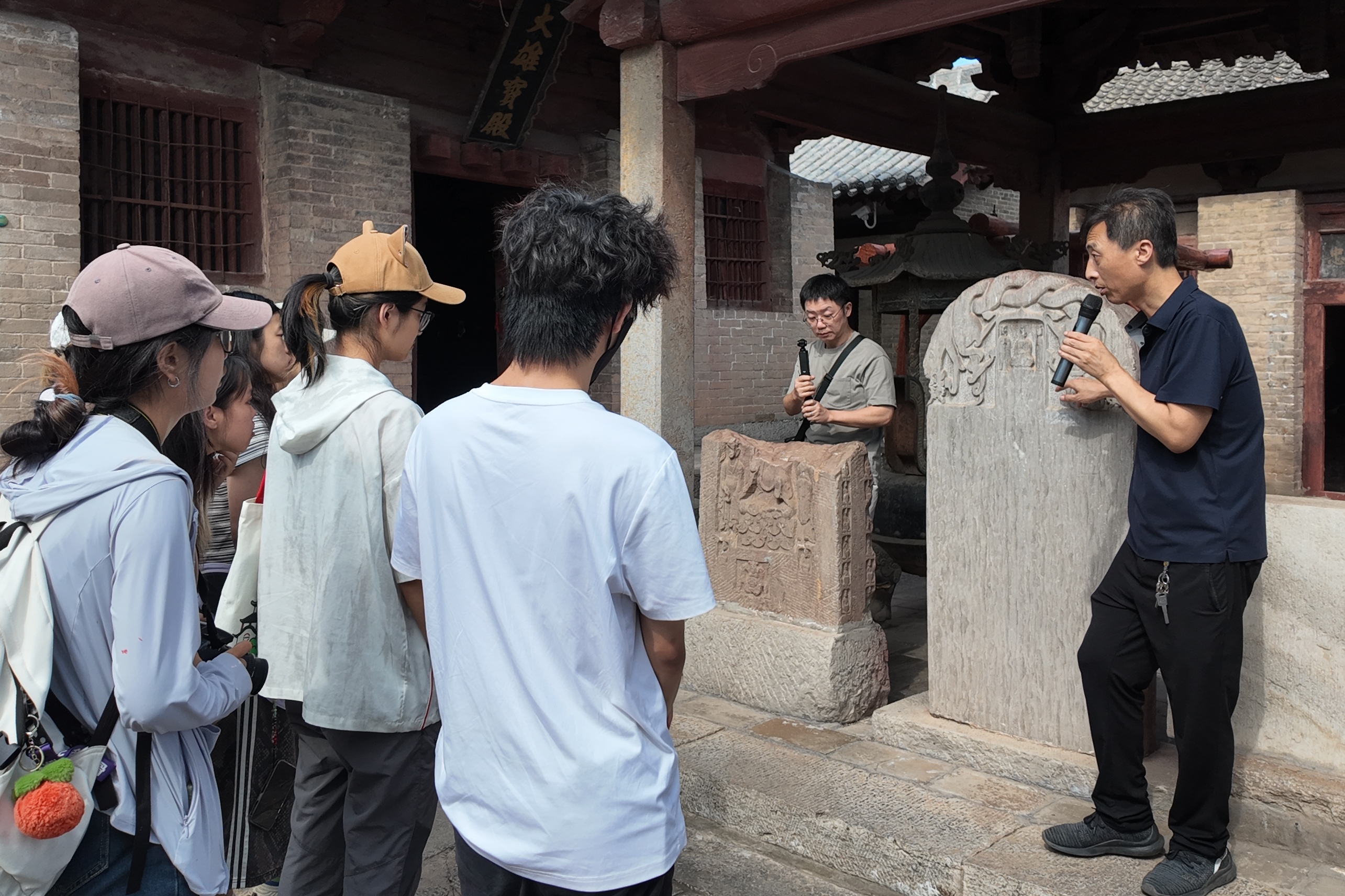 20260815-ued官网美院环艺系山西潞城古建筑研学支队开展“思政实践”课程教育-李豫冀-实践队队员在辛安村原起寺开展实地调研.jpg