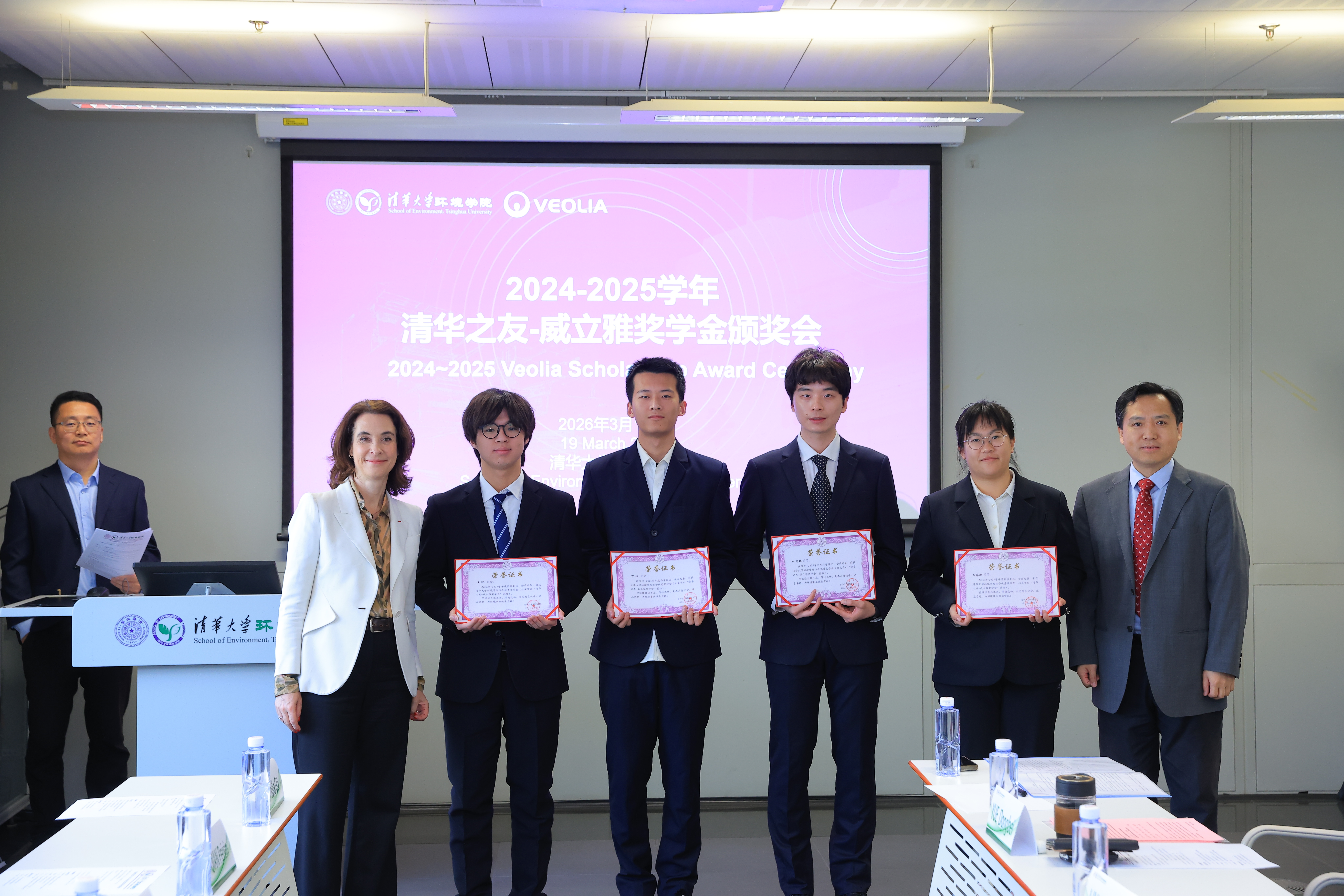 20260319-ued官网登录入口与威立雅合作签约仪式暨“ued官网之友-威立雅奖学金”颁奖会在环境学院举行-嘉艺-图4 为获奖学生颁奖.JPG