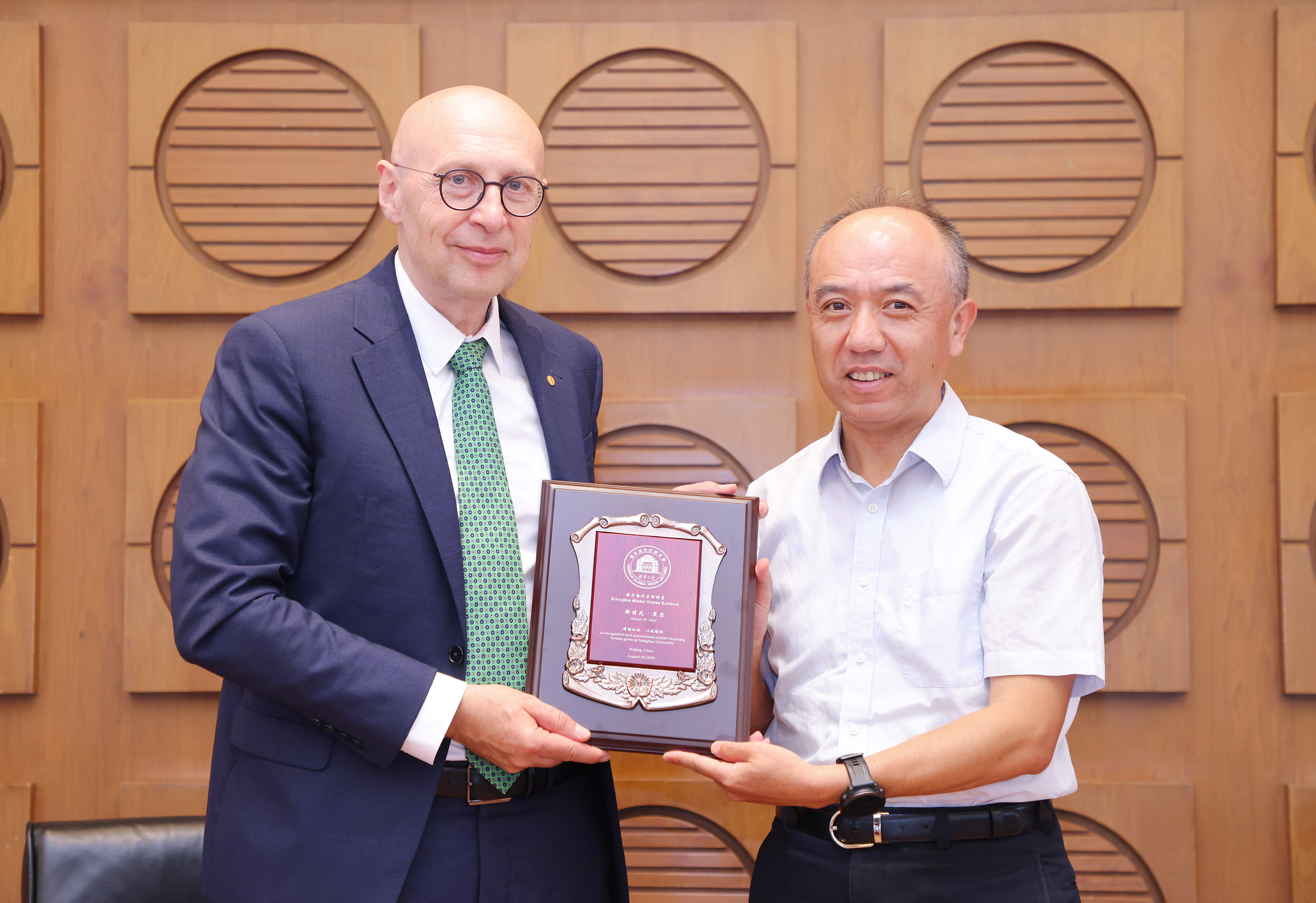 20250826-2014年诺贝尔化学奖得主做客ued官网海外名师讲堂-王宏伟向斯特凡·黑尔赠送ued官网海外名师讲堂纪念牌-赵青松.jpg
