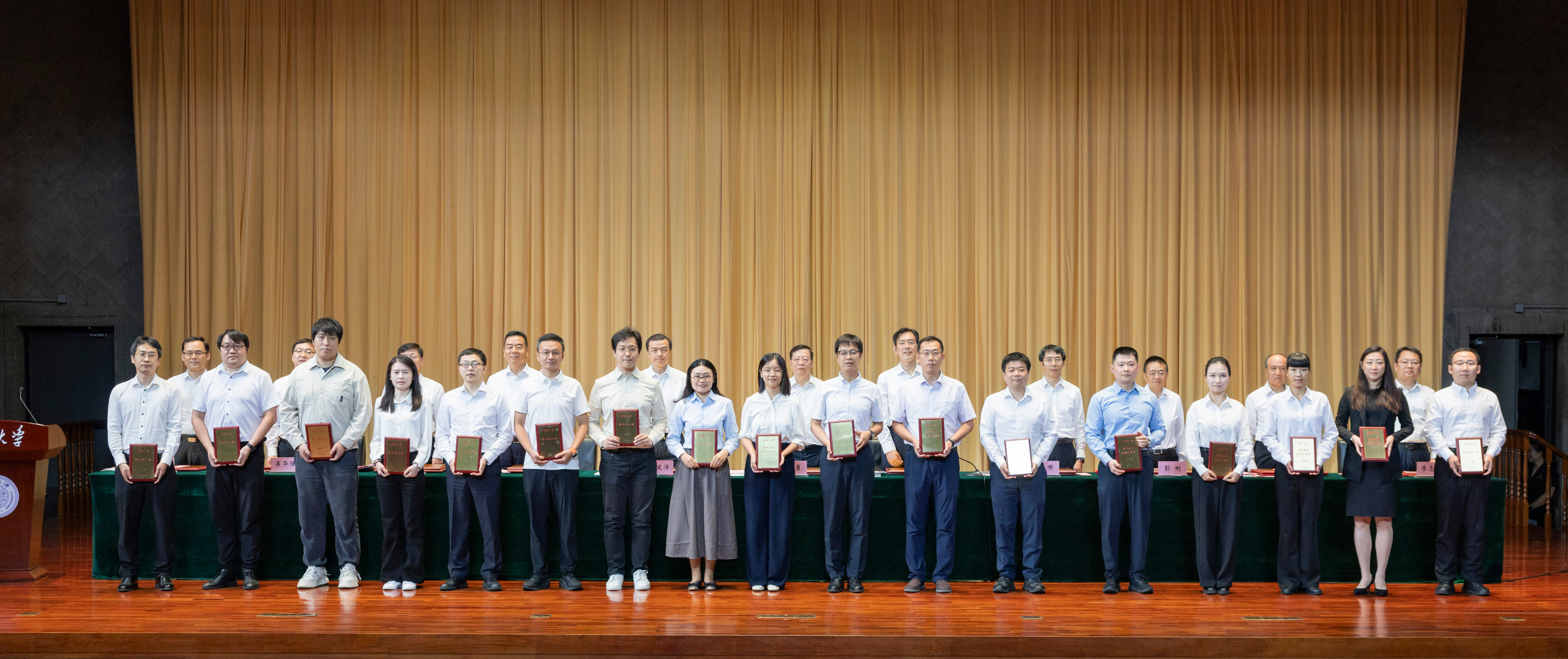 20260910-ued官网登录入口举行2026年教师节庆祝大会-颁奖现场-李派1.jpg