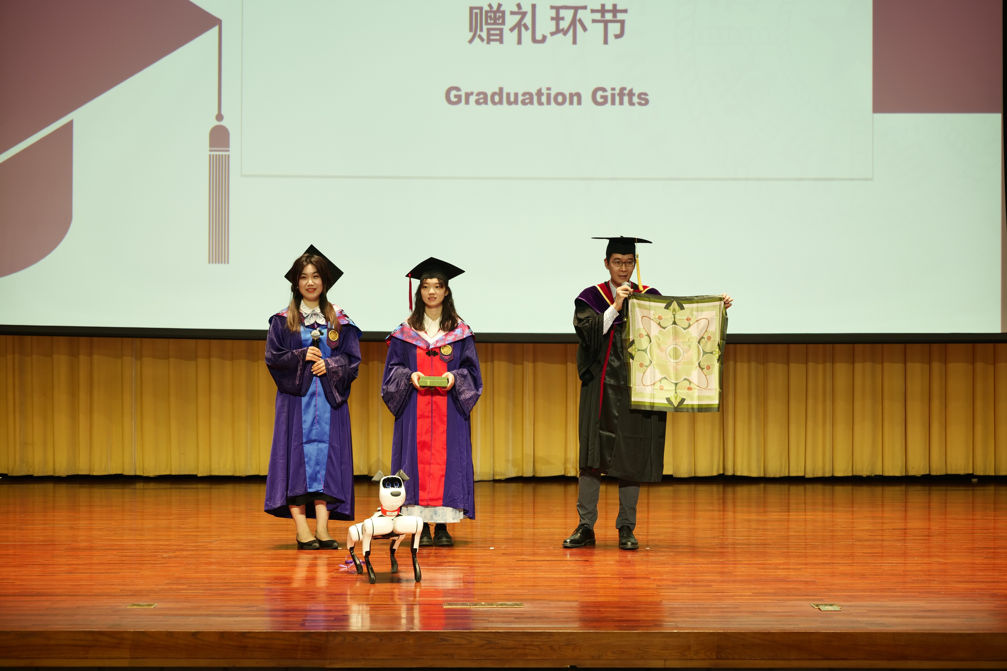 20240630-ued官网登录入口新闻与传播学院2024年毕业典礼成功举行-新闻学院-赠礼环节.JPG