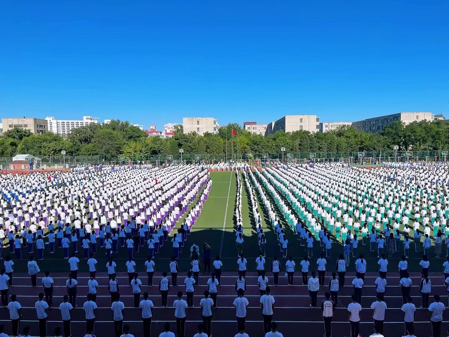 图2:开学典礼升国旗、唱国歌.jpg