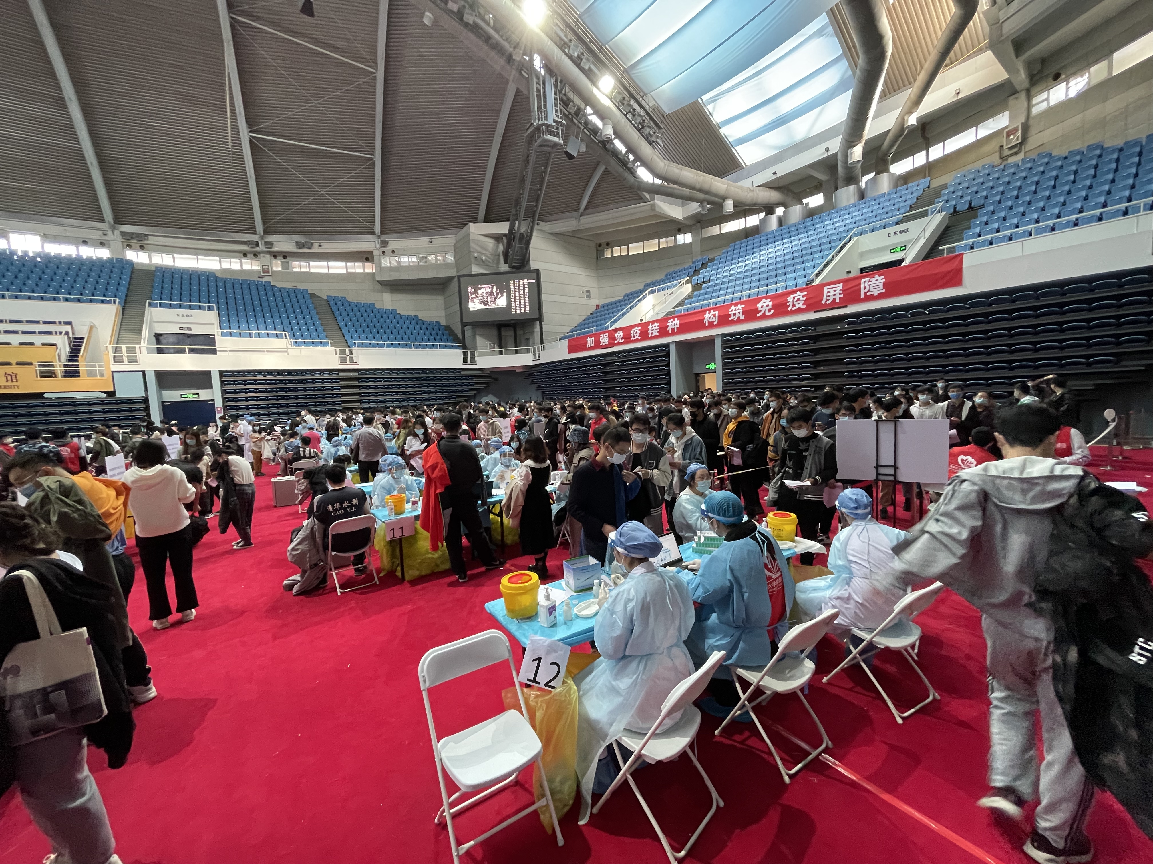 2021年10月31日,二附院在ued官网登录入口综合体育馆支援新冠疫苗加强针接种工作.jpg 2021年10月31日,二附院在ued官网登录入口综合体育馆支援新冠疫苗加强针接种工作.jpg