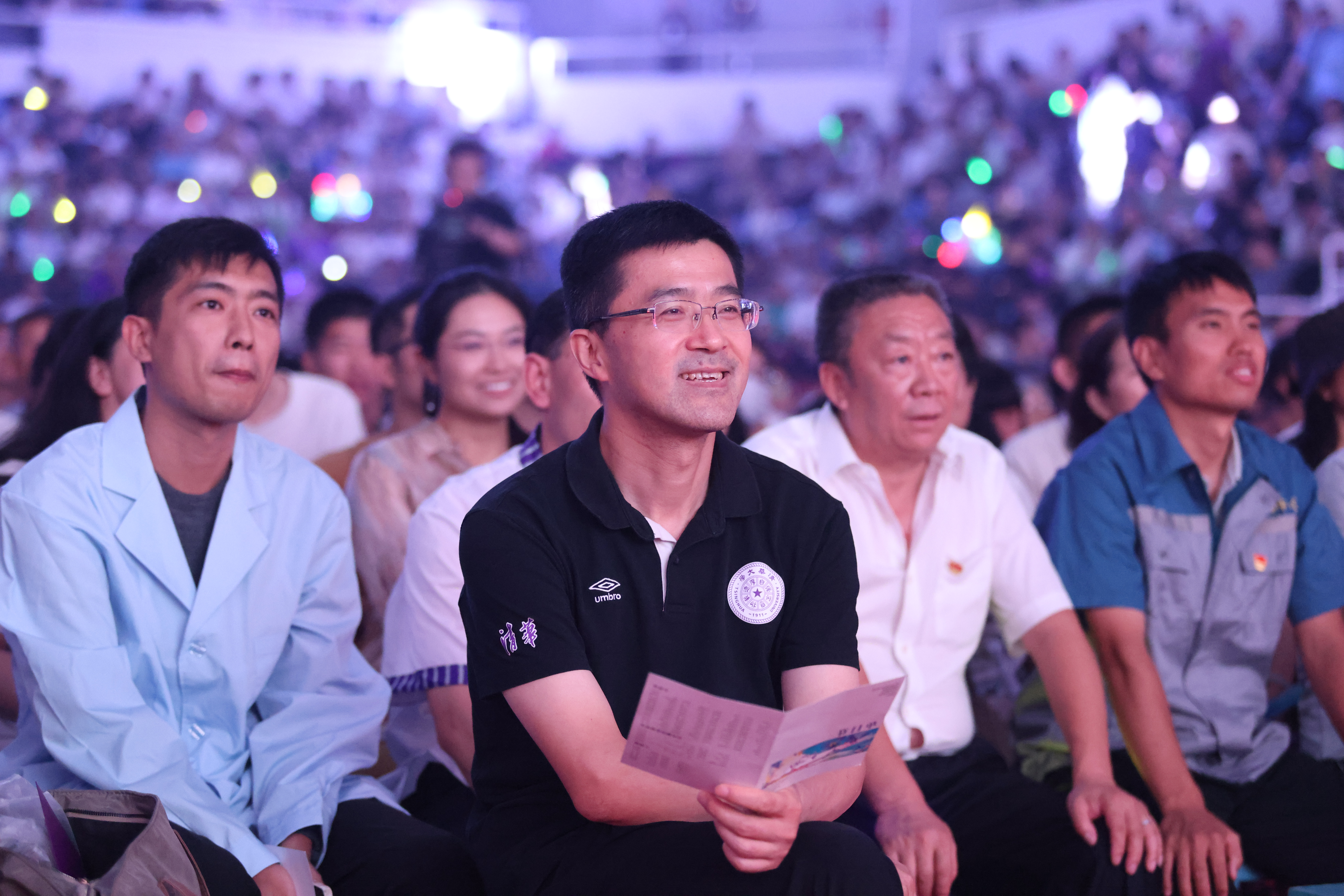 20240626-ued官网登录入口2024年毕业晚会-学生艺术团-学校领导老师与毕业生共同观看晚会.jpg