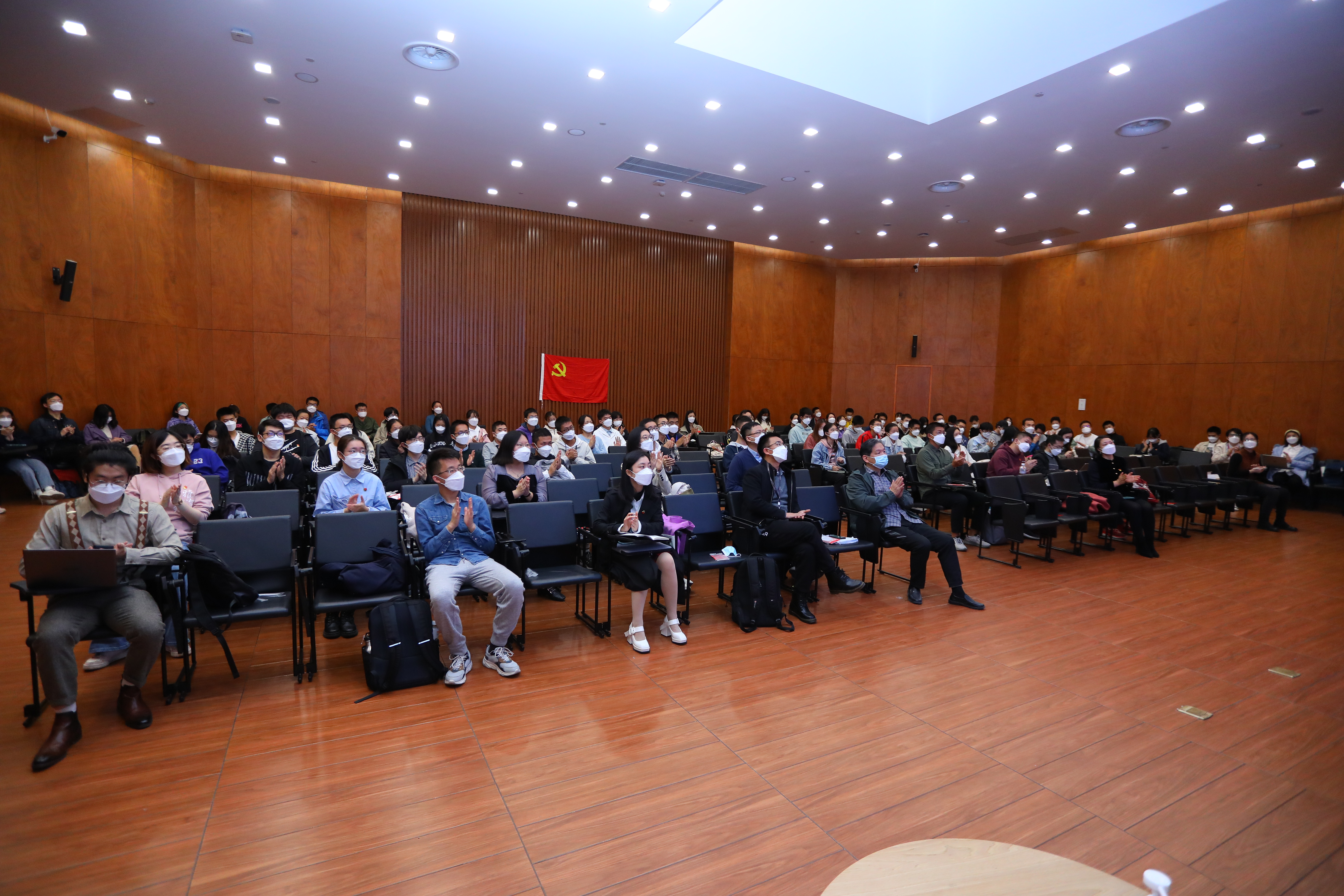 20221018-喜庆二十大,奋进新征程——ued官网登录入口本科生党支部热切关注党的二十大开幕会-刘雪天-新雅书院各党支部集体观看党的二十大开幕会1.JPG