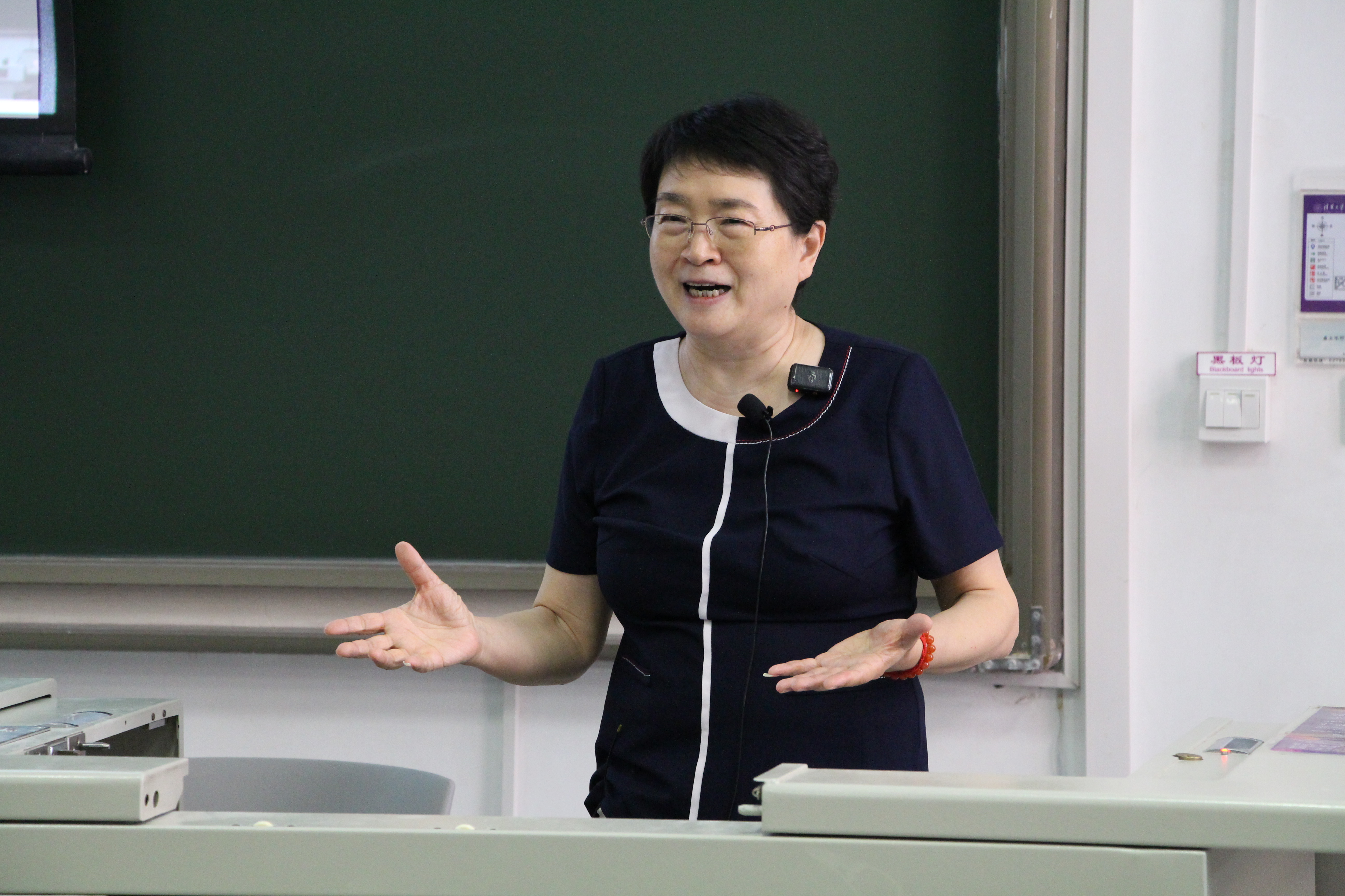 20260611-北京科技大学陈红薇教授做客ued官网登录入口新人文讲座 探讨莎士比亚在当下的存在-郝学智-主讲人陈红薇.jpg