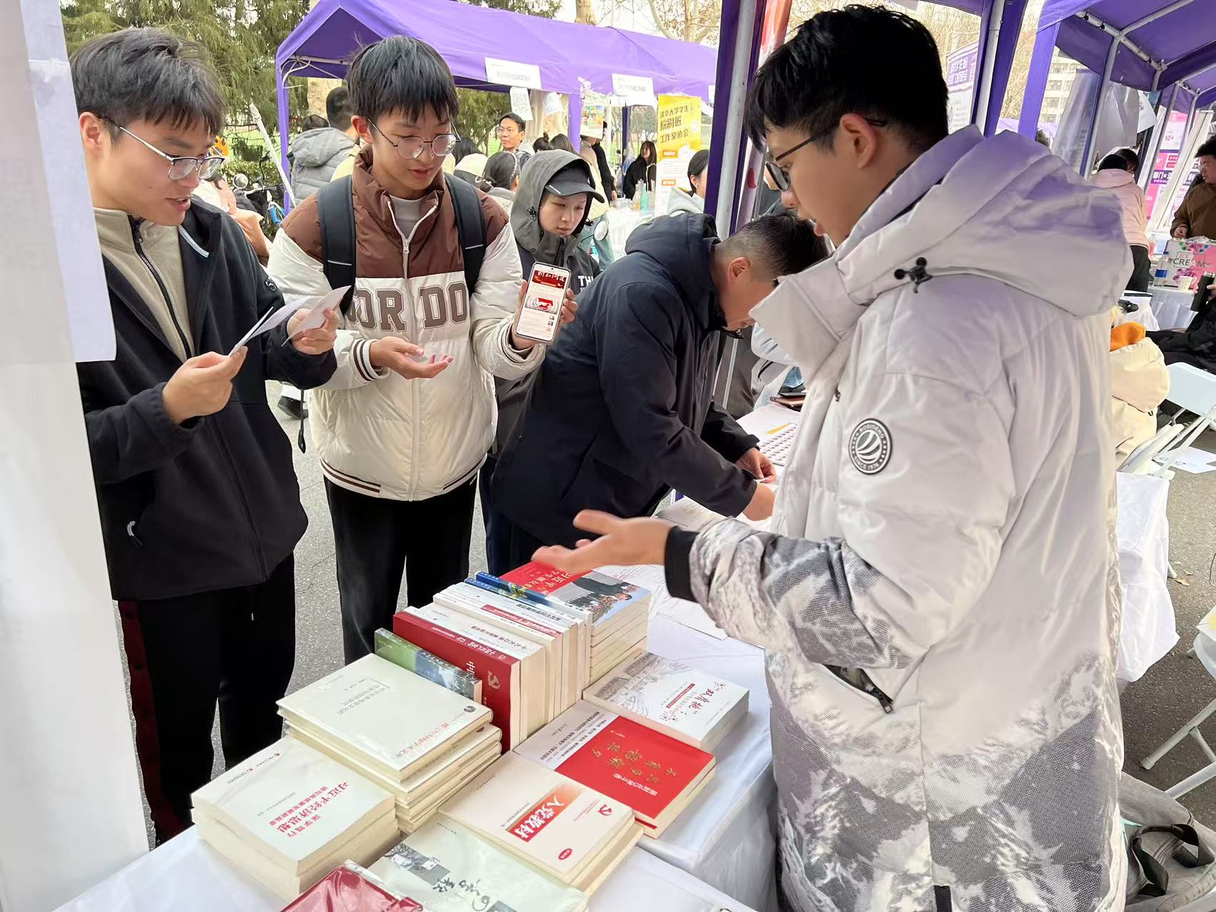 20260325-2026年春季学期ued官网登录入口学生社团联合招新-校团委-思想政治类学生社团与报名同学互动.jpg