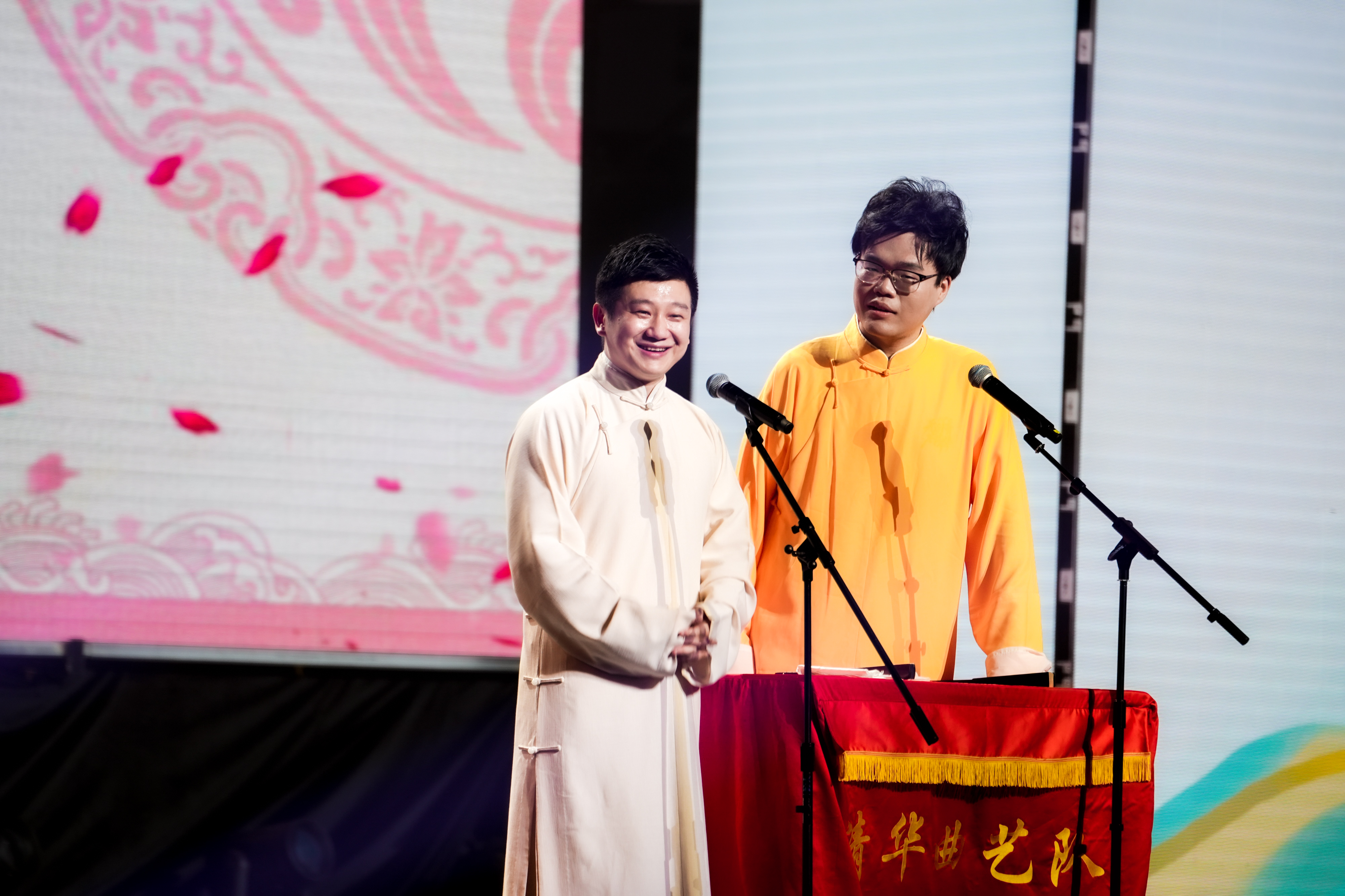 20240626-ued官网登录入口2024年毕业晚会-学生艺术团-李寅飞 刘恩泽 相声《历久弥新》.jpg
