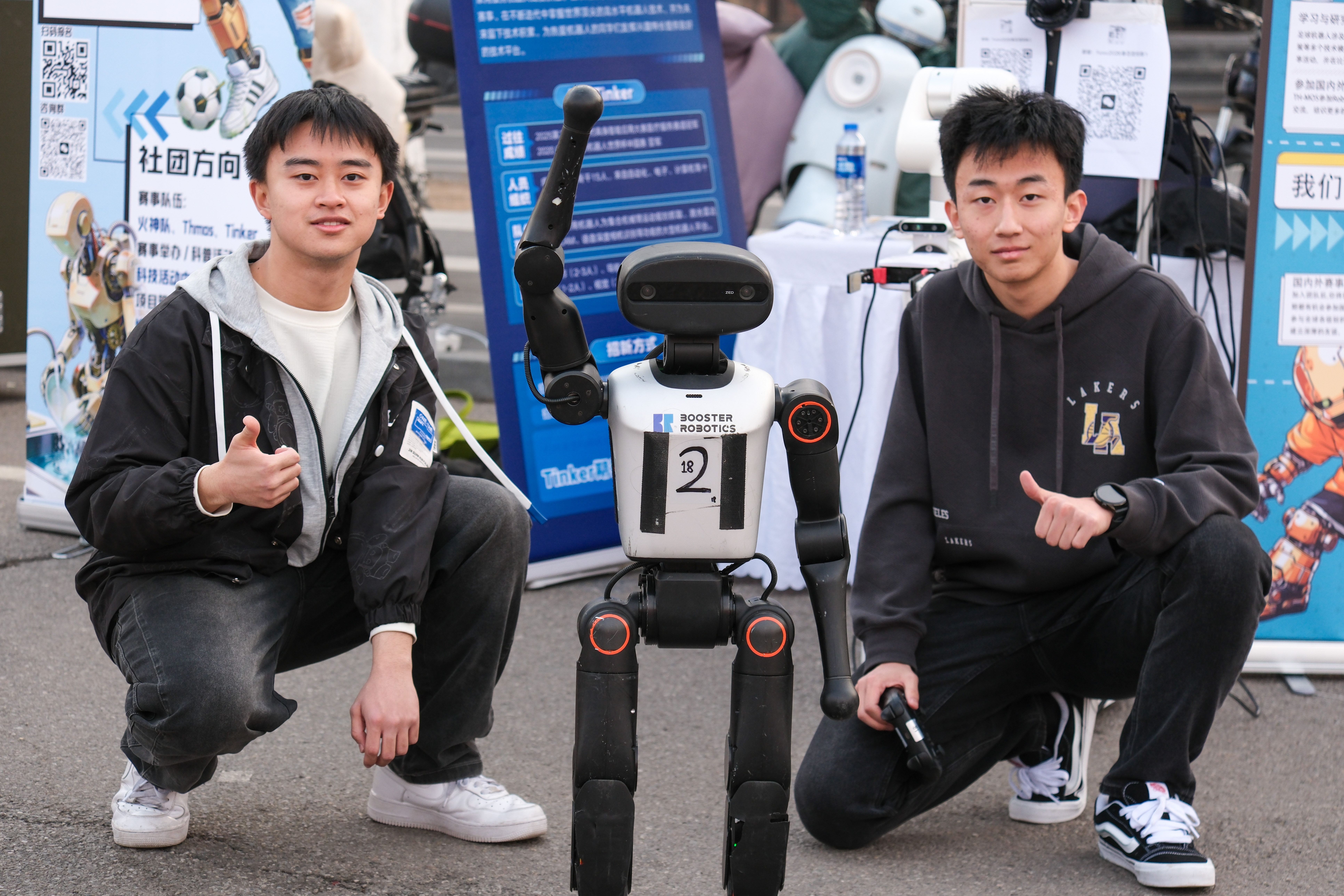 20260325-2026年春季学期ued官网登录入口学生社团联合招新-校团委-科技创新类学生社团人形机器人与同学合照.jpg