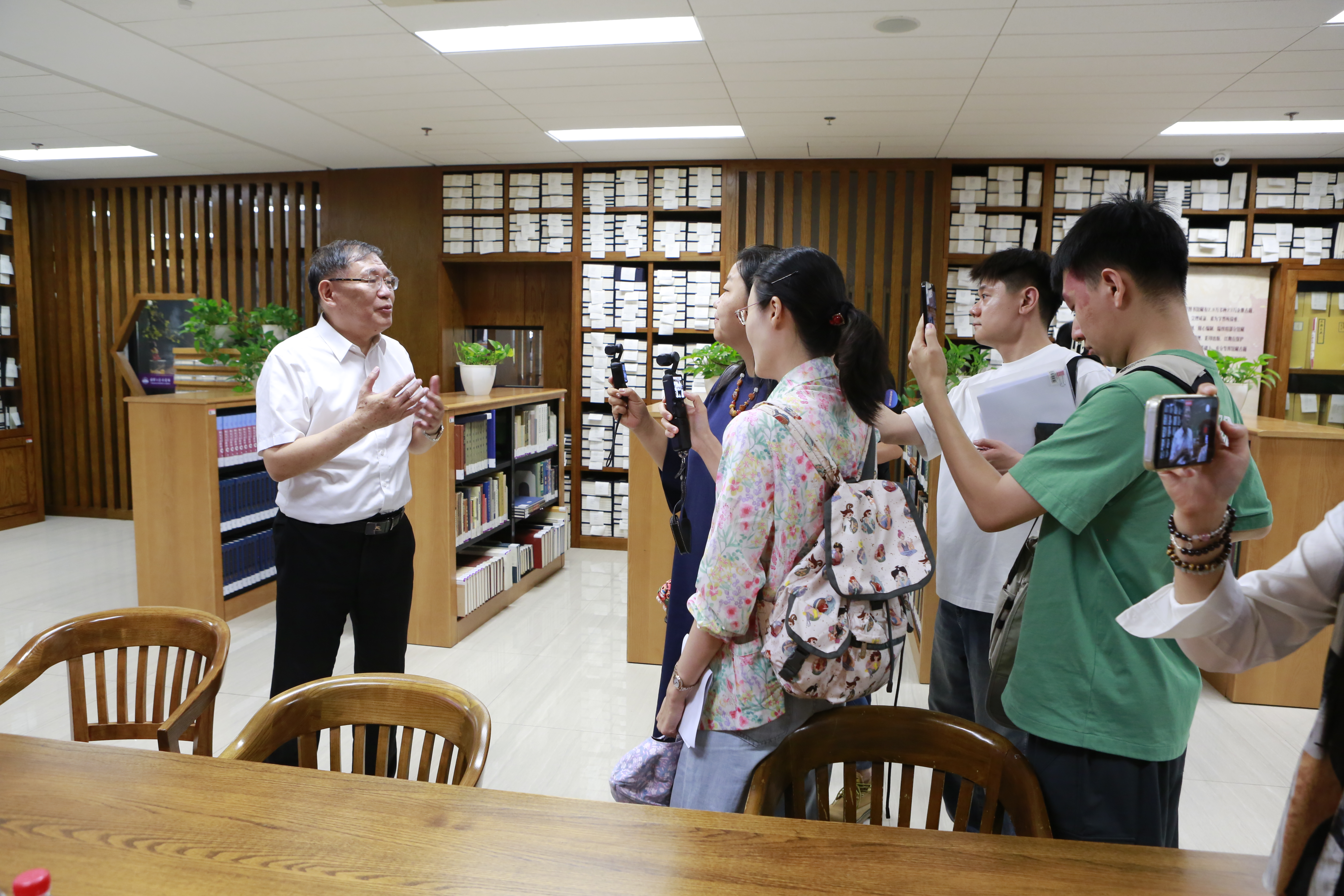 20260911-“校馆弦歌”中央媒体ued官网行活动走进ued官网图书馆-彭世春-活动现场3.JPG