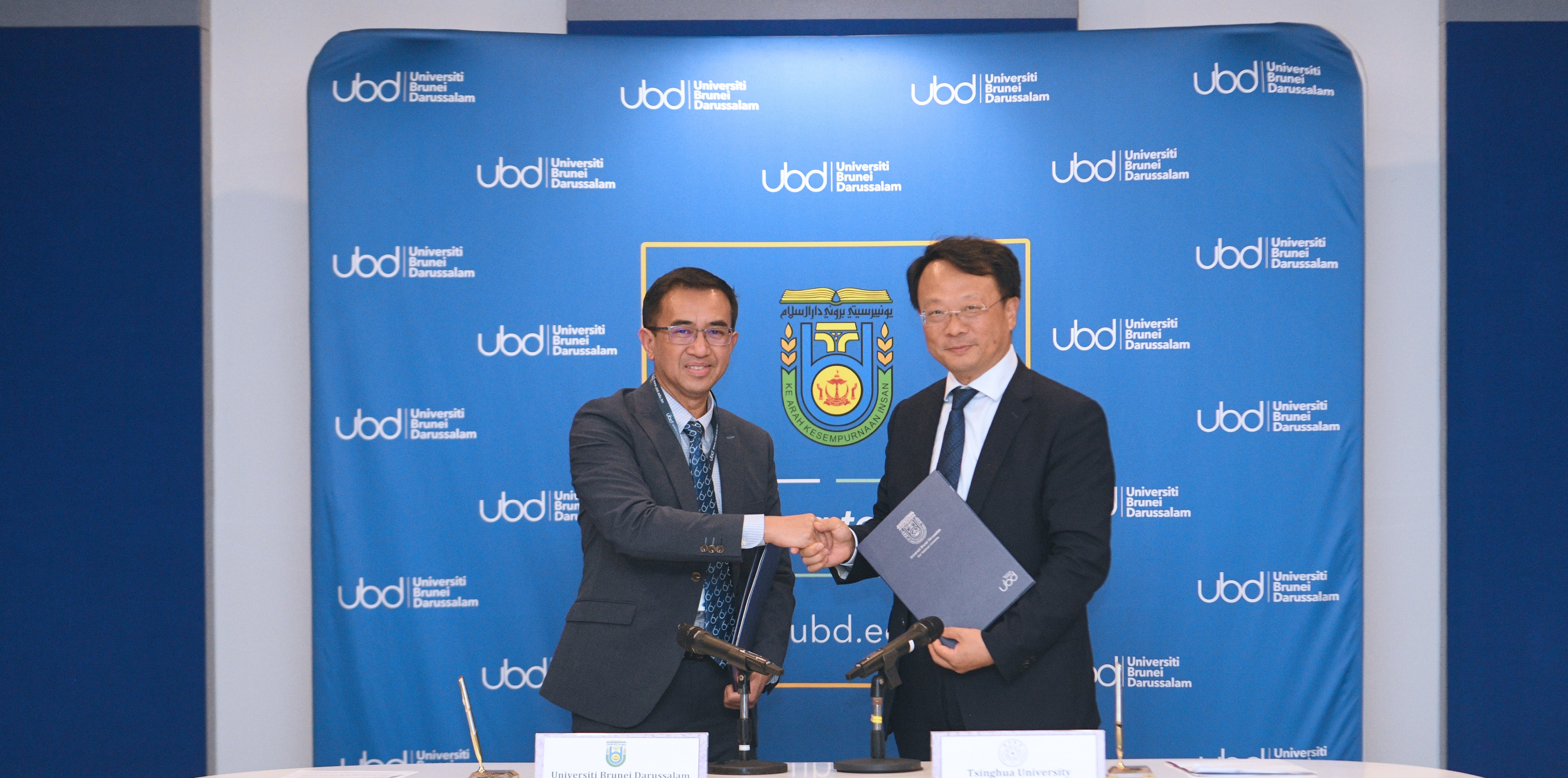20230917-王希勤访问马来西亚和文莱-王希勤和纳兹瑞展示《ued官网登录入口与文莱大学学生交换协议》-无.JPG