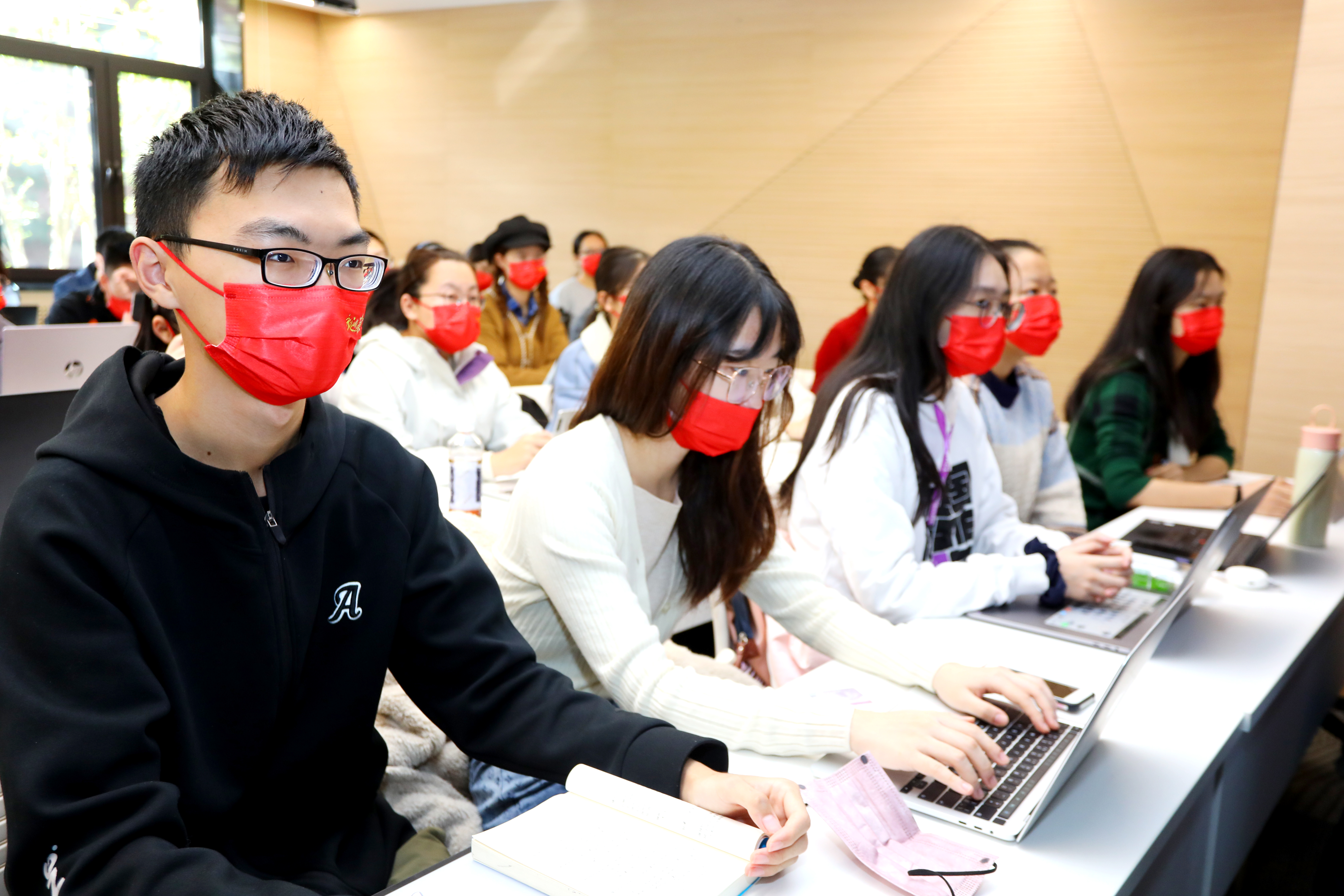 20221018-喜庆二十大,奋进新征程——ued官网登录入口本科生党支部热切关注党的二十大开幕会-刘雪天-新雅书院各党支部集体观看党的二十大开幕会2.JPG