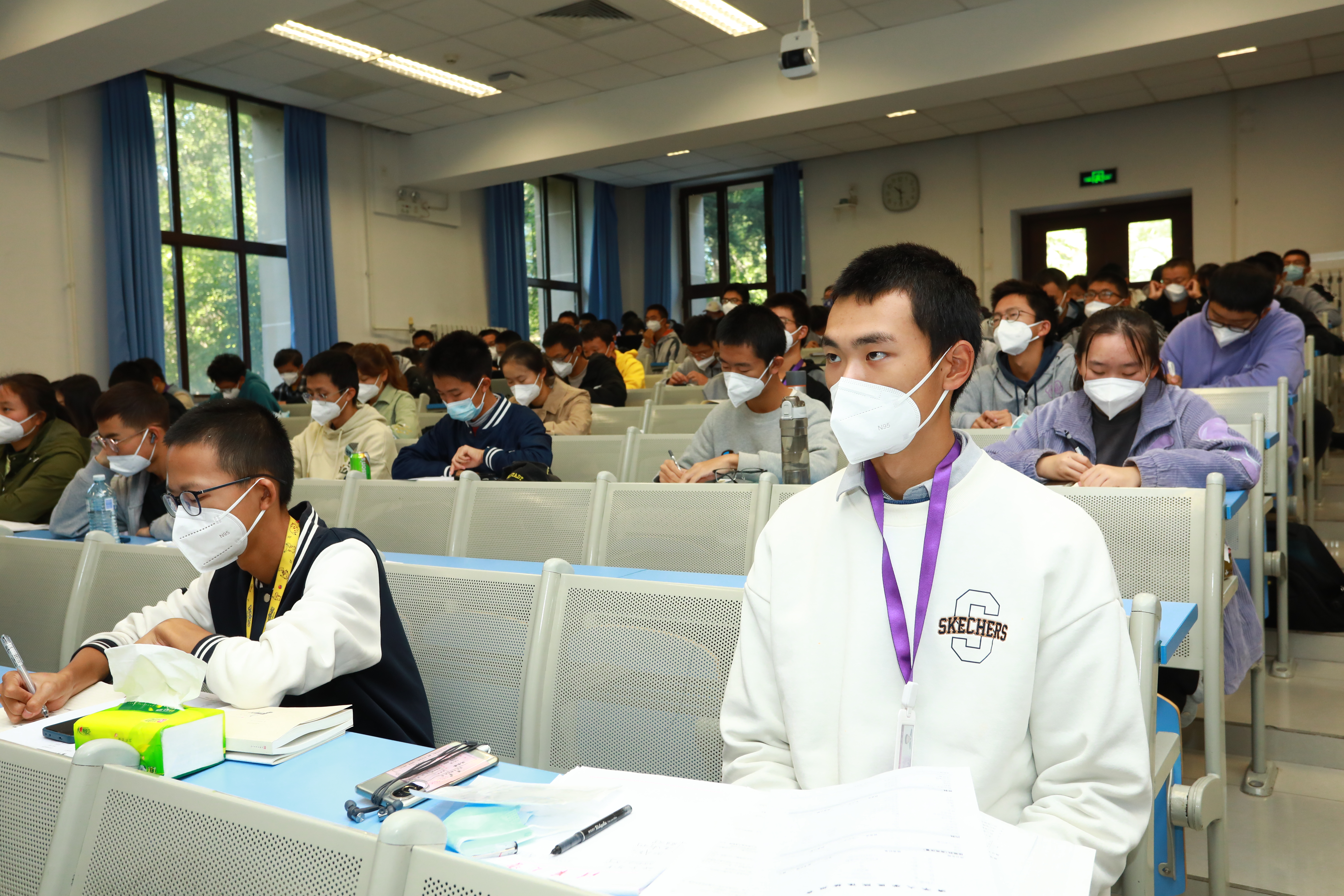 20221018-喜庆二十大,奋进新征程——ued官网登录入口本科生党支部热切关注党的二十大开幕会-刘雪天-各院系本科生党支部观看党的二十大开幕会1.JPG