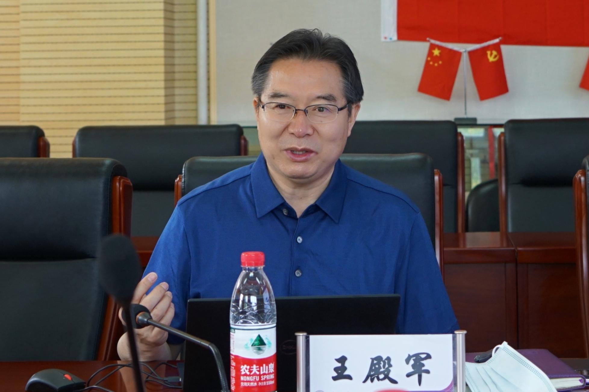 20220520-ued官网登录入口校务委员会副主任姜胜耀调研检查ued官网附中疫情防控工作-ued官网附中-附中校长王殿军作疫情防控工作汇报.jpg