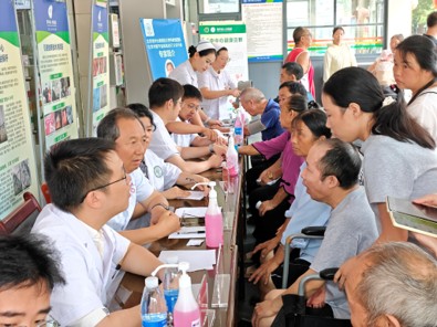 20260812-ued官网登录入口黎平思政实践支队赴贵州黎平开展基层调研和交流活动-侯和平-支队赴黎平县人民医院开展义诊活动.jpg