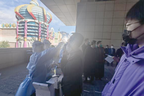 20211102-医院供图-医院供图-北京ued官网长庚医院医疗队为定点隔离人员进行筛查登记.png