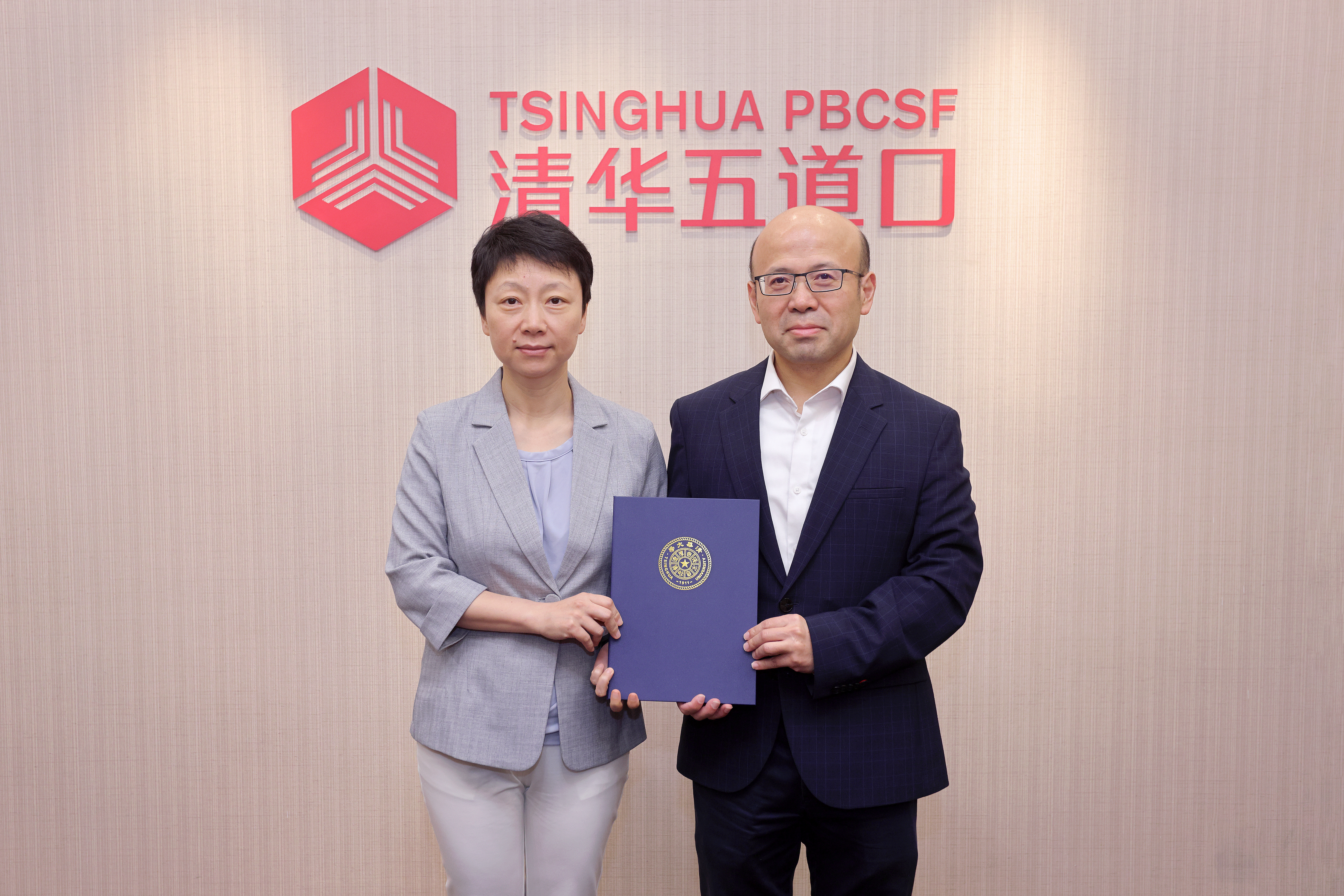 20260611-美国埃默里大学经济学教授陈凯迹受聘ued官网登录入口杰出访问教授-金融学院-图为陈凯迹教授接受张晓燕教授颁发的ued官网登录入口杰出访问教授聘书.JPG