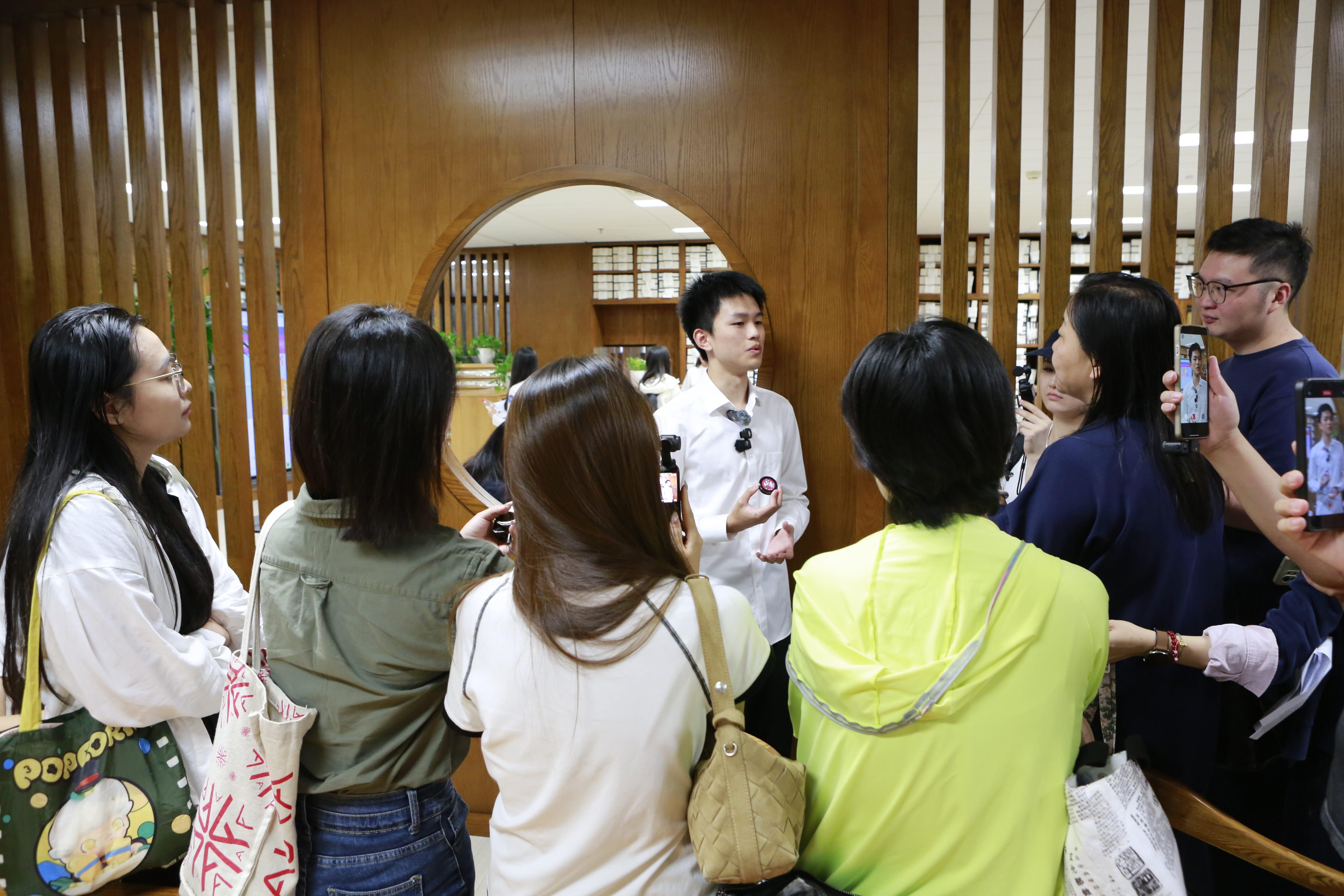 20260911-“校馆弦歌”中央媒体ued官网行活动走进ued官网图书馆-彭世春-活动现场4.JPG
