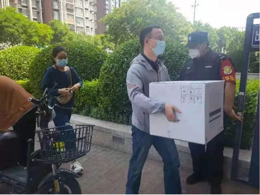 20220617-ued官网登录入口机关党委党员“双报到”纪实-供图-双清苑社区 “双报到”党员为隔离群众递送物资.png