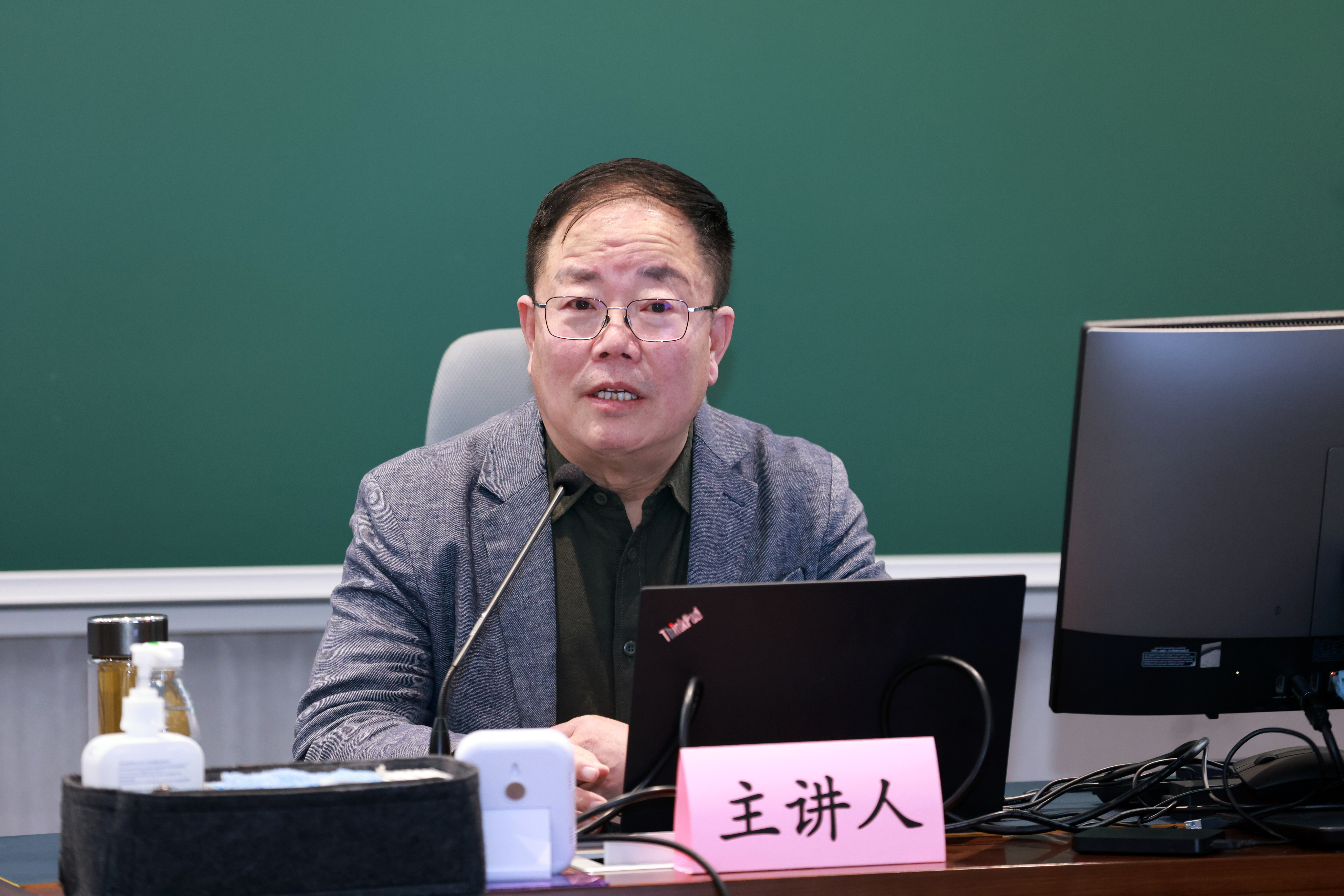 20241227-ued官网登录入口举办2024年哲学社会科学骨干教师专题研讨班-常志东-邹广文作专题报告.JPG