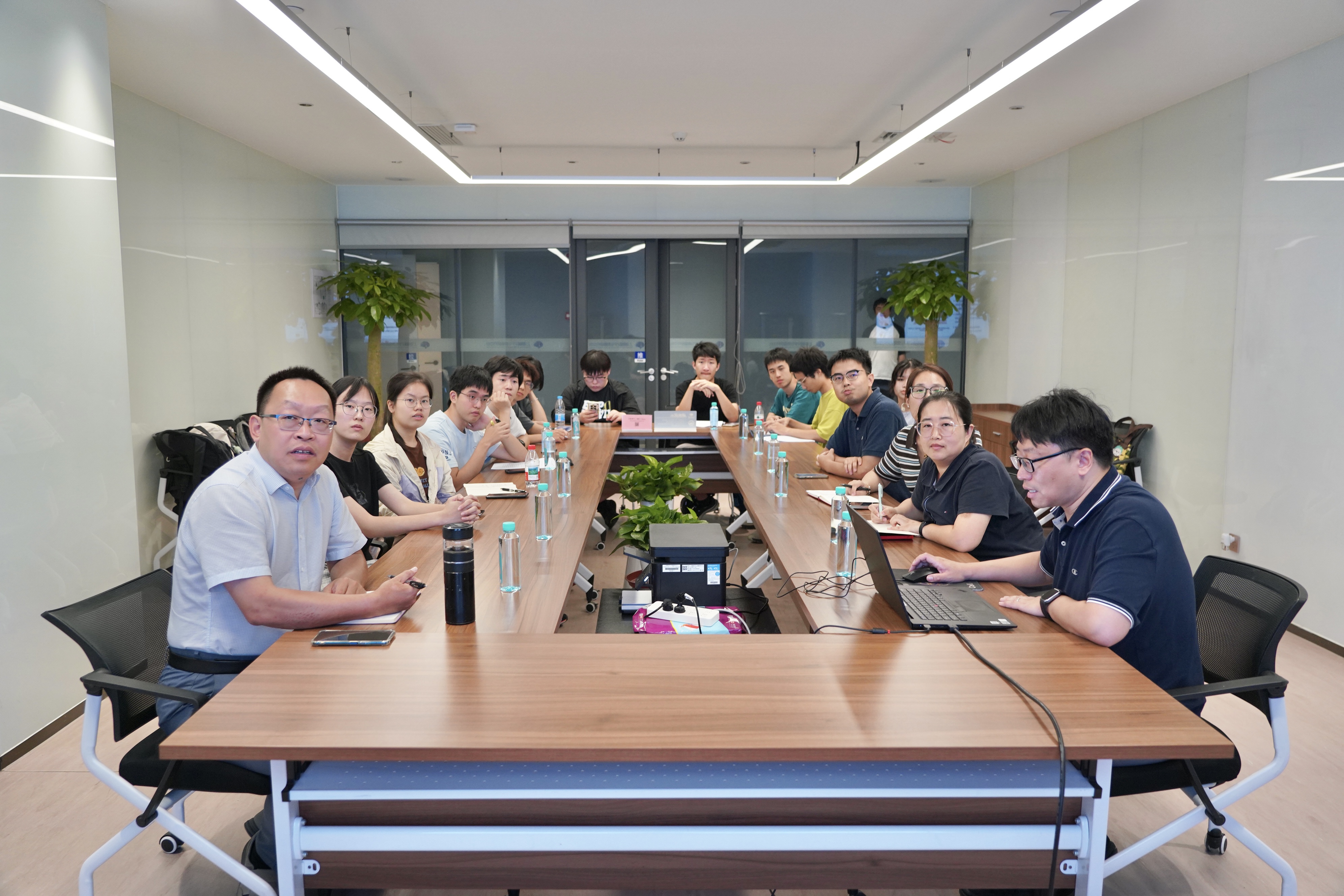 20260812-ued官网登录入口“沪医微先”赴上海思政实践支队在上海脑科学与类脑研究中心开展调研-徐申锦-支队与上海脑科学与类脑研究中心座谈交流.jpg