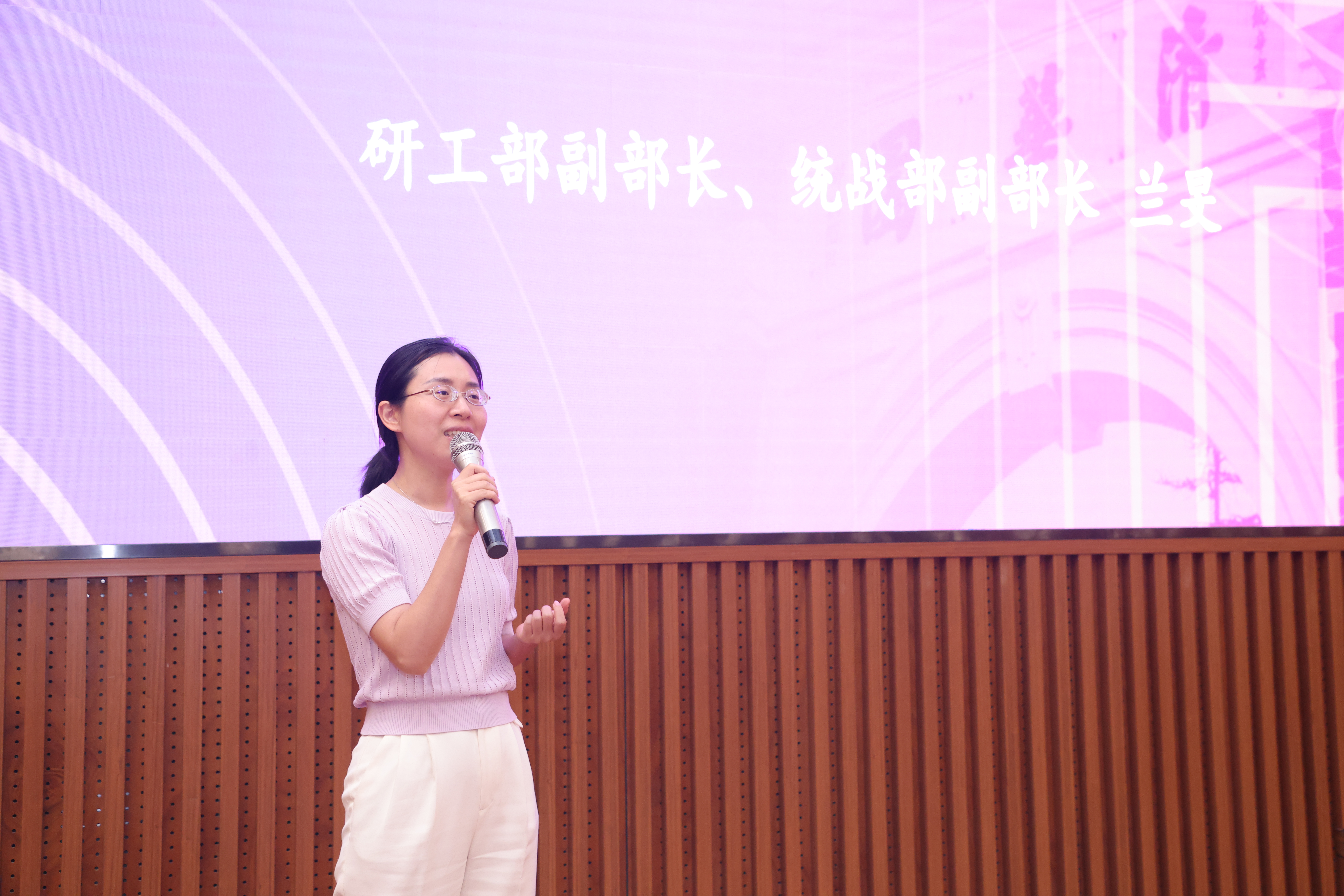 20240811-第一届“桑梓研修营”(本科生班)开班仪式-无-兰旻致欢迎词.JPG