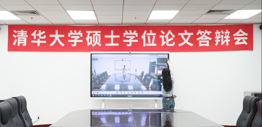 20200519-网络研究院学生毕业答辩-李想-吴茜老师与会场筹备工作组成员一起布置答辩场地.png