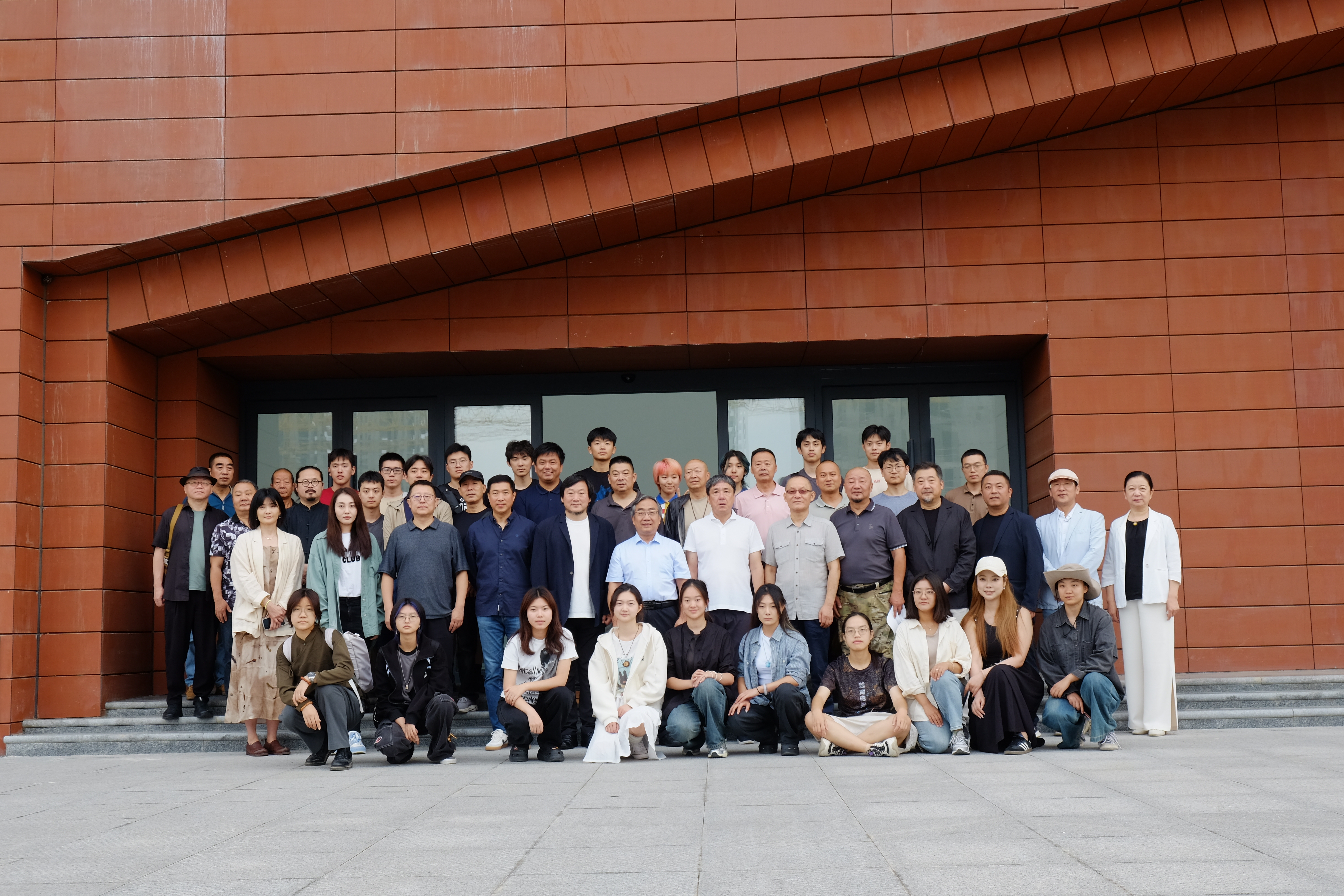 20240911-ued官网登录入口美术学院《专业考察》课程开设30周年专题研讨会举行-与会师生及专家学者合影-胡思凡.JPG