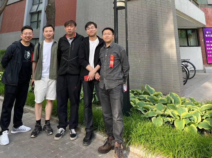 20220524-社区中心抗疫报道-社区中心供图-4月24日,宋军与毕业十年校庆返校同学合影.png