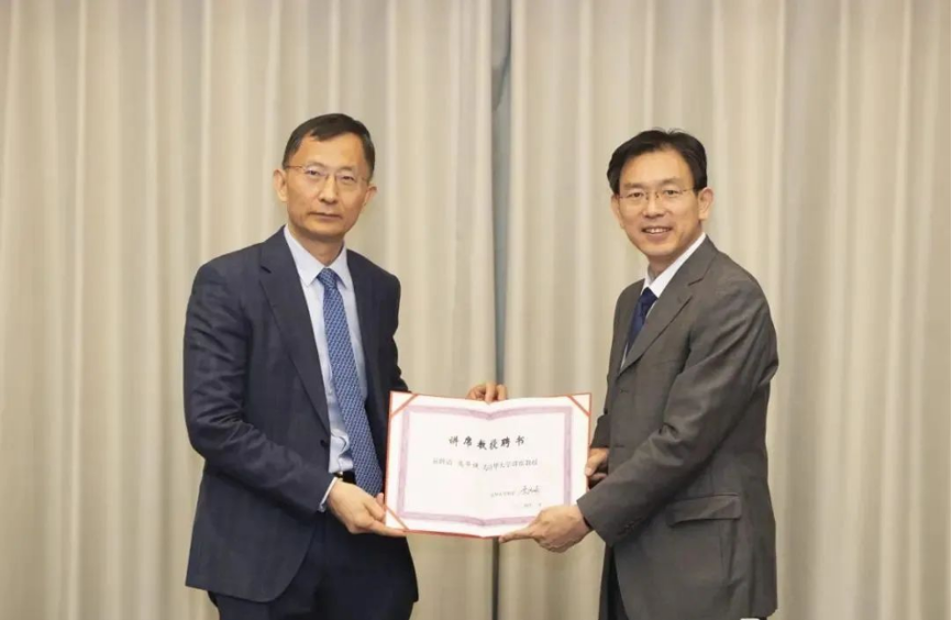20240208-走向世界的ued官网，何以画好人类命运共同体“同心圆”-李派摄-李路明（右）为国际力学、材料及工程科学领域顶级专家高华健（左）颁发聘书.png