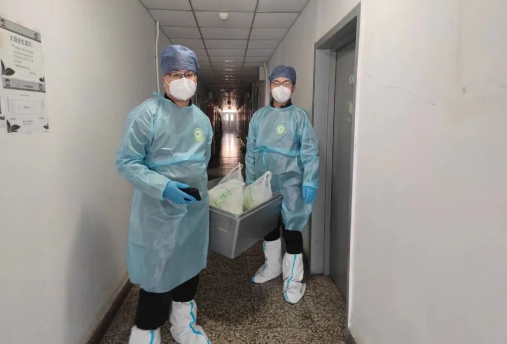 20221224-守望相助,传递真情——疫情防控楼宇工作中的学生党员身影-刘雪天-工物系党员协助楼内物资发放工作.jpg