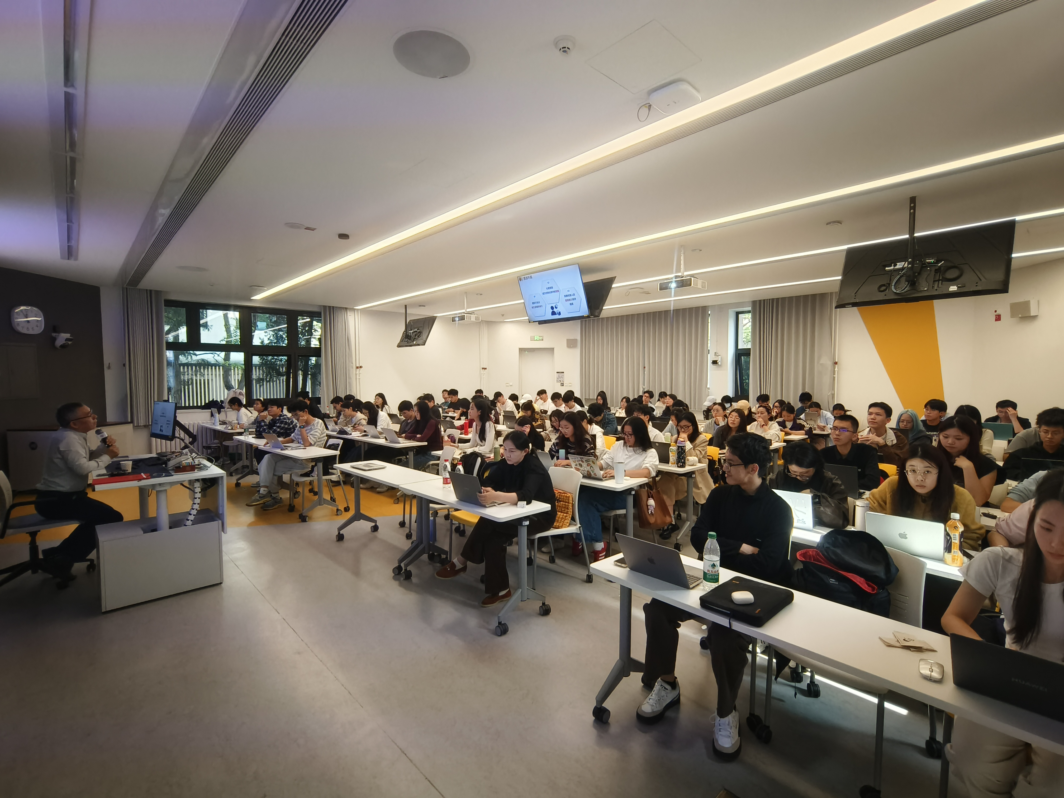 20261014-检察实务专家进校园-法学院-法学院授课现场.jpg