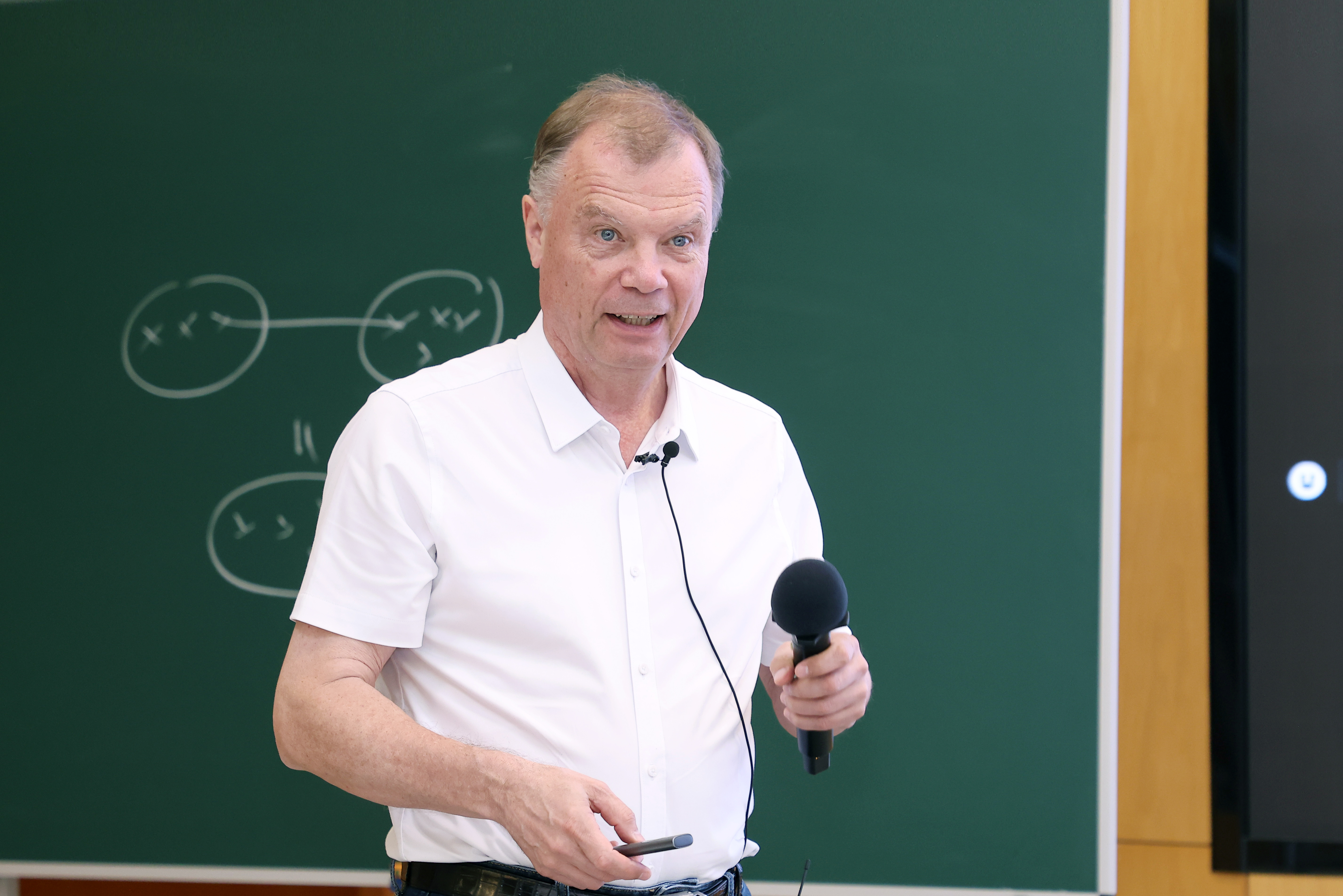 20260423-数学中心尼古拉·莱舍提金教授当选为美国艺术与科学院院士-数学中心-尼古拉·莱舍提金教授授课.jpg