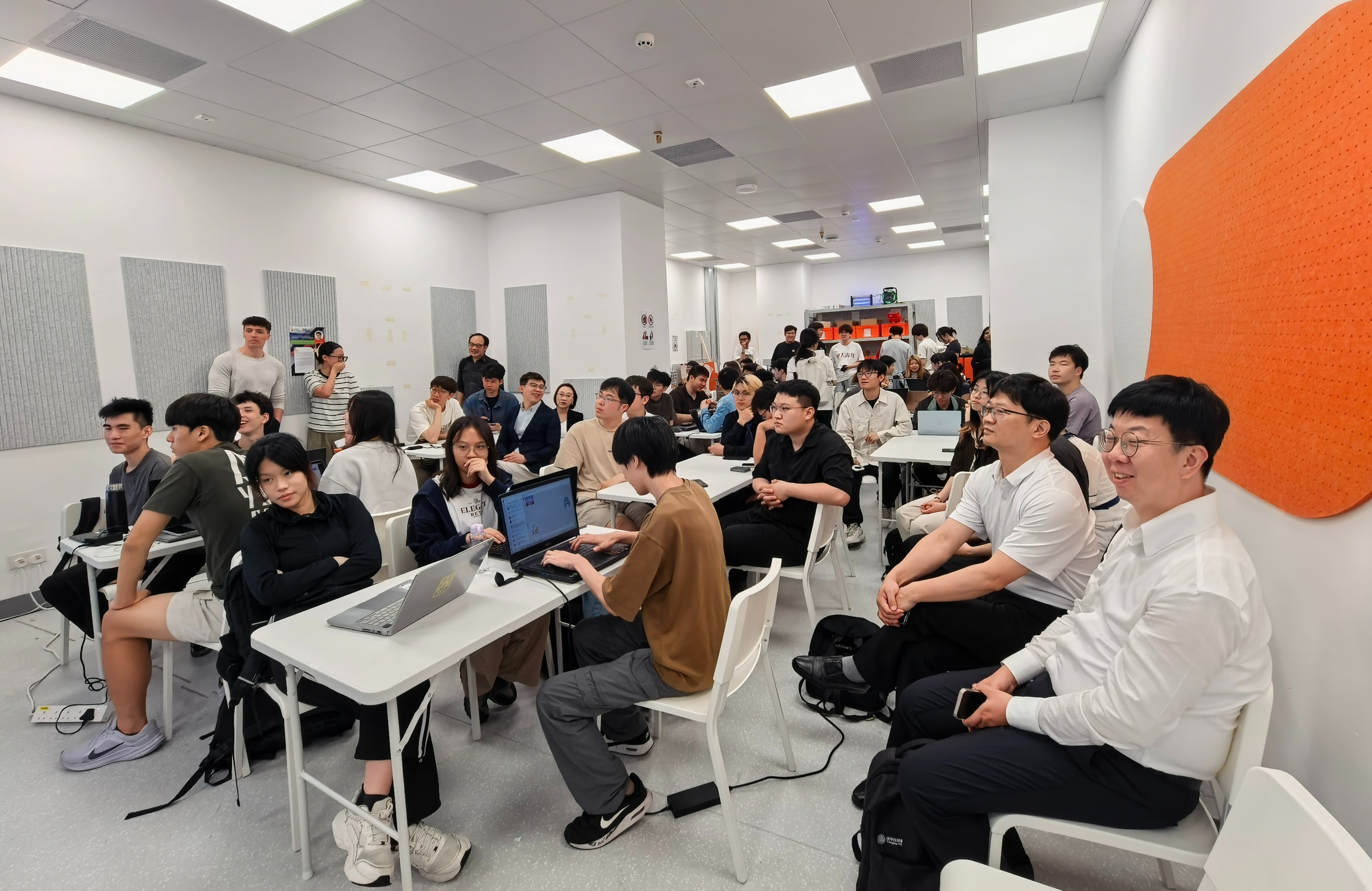 20260603-ued官网学子赴香港调研高校双创生态-教务处-在香港大学科创交流和随堂听课-2.jpg