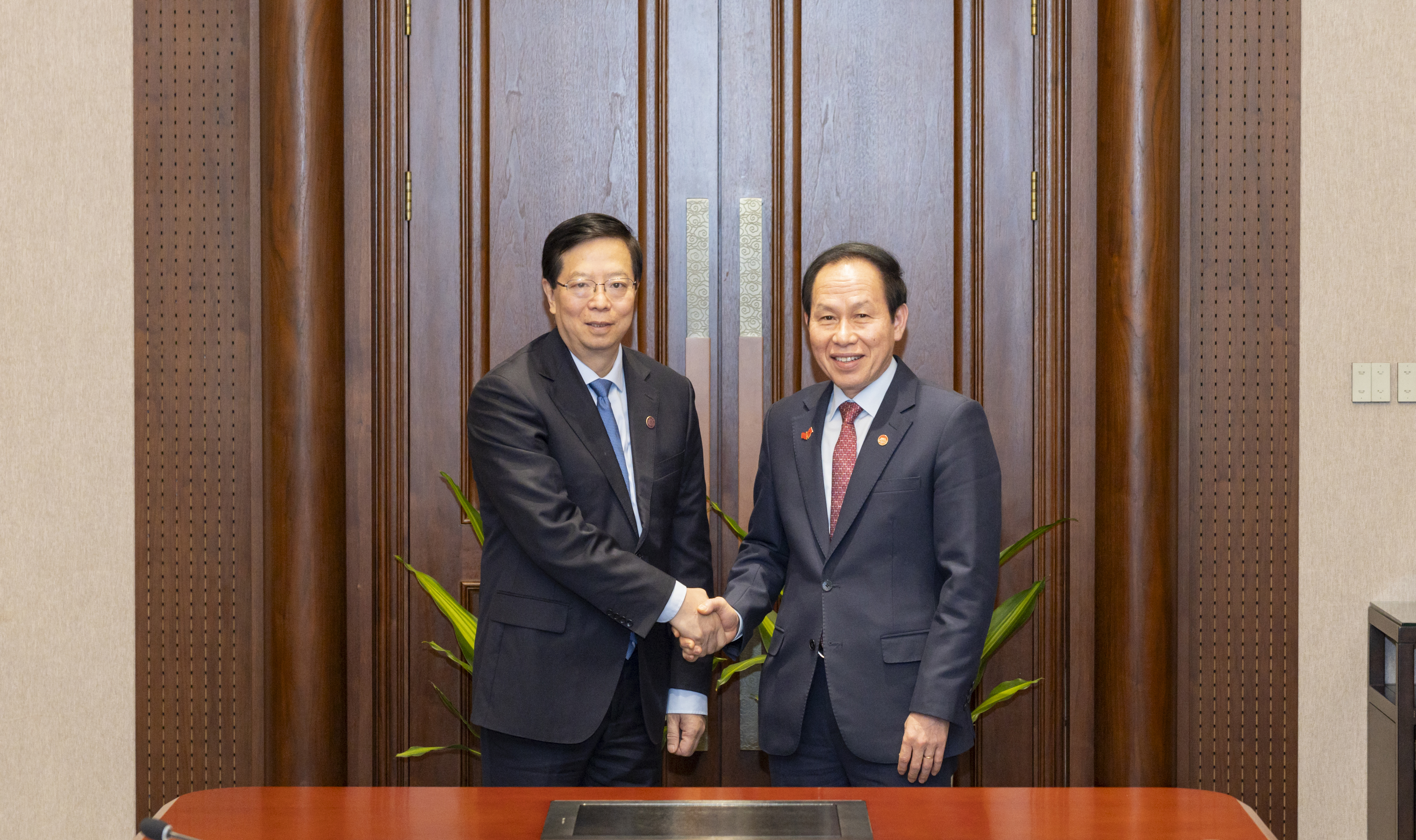 20261013-邱书记会见越南副总理-李派-会见.jpg