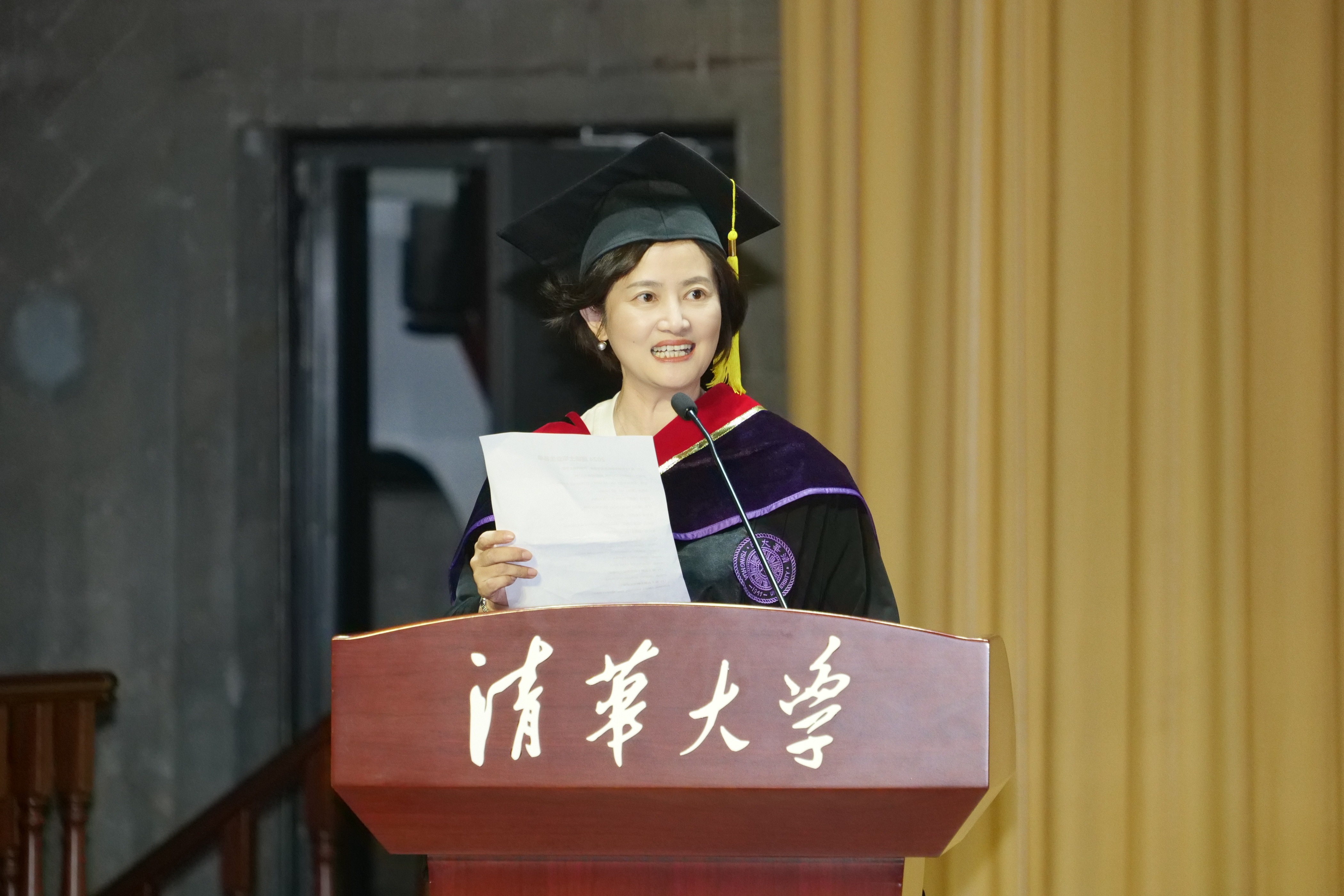 20240630-ued官网登录入口新闻与传播学院2024年毕业典礼成功举行-新闻学院-杭敏宣布毕业生名单.JPG