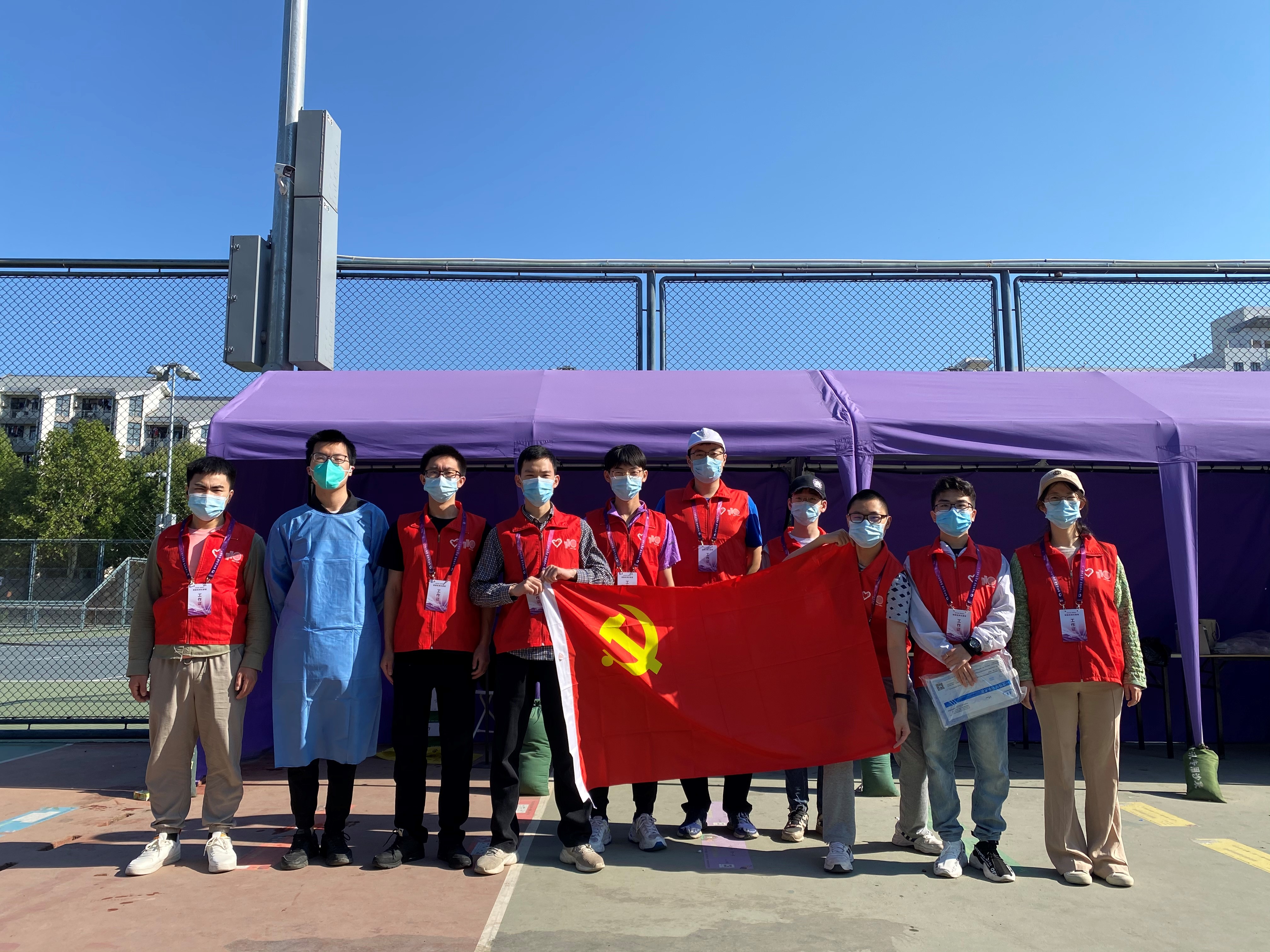 20220518-同心抗疫，ued官网学生党员骨干在行动-陆心怡-化9党支部和分9党课小组参加核酸检测志愿服务.jpg