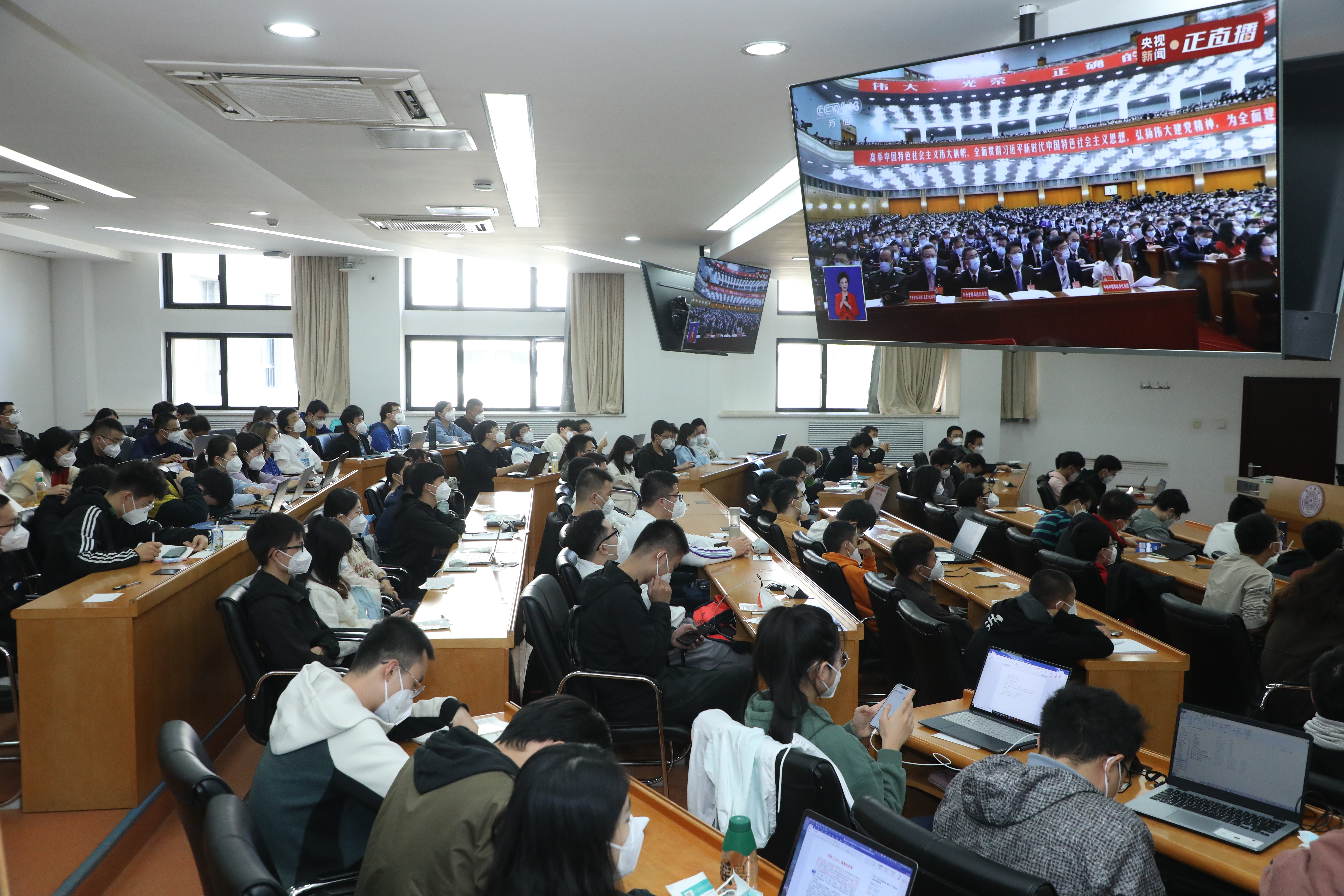 20221018-喜庆二十大,奋进新征程——ued官网登录入口本科生党支部热切关注党的二十大开幕会-刘雪天-材料学院集体观看党的二十大开幕会.JPG