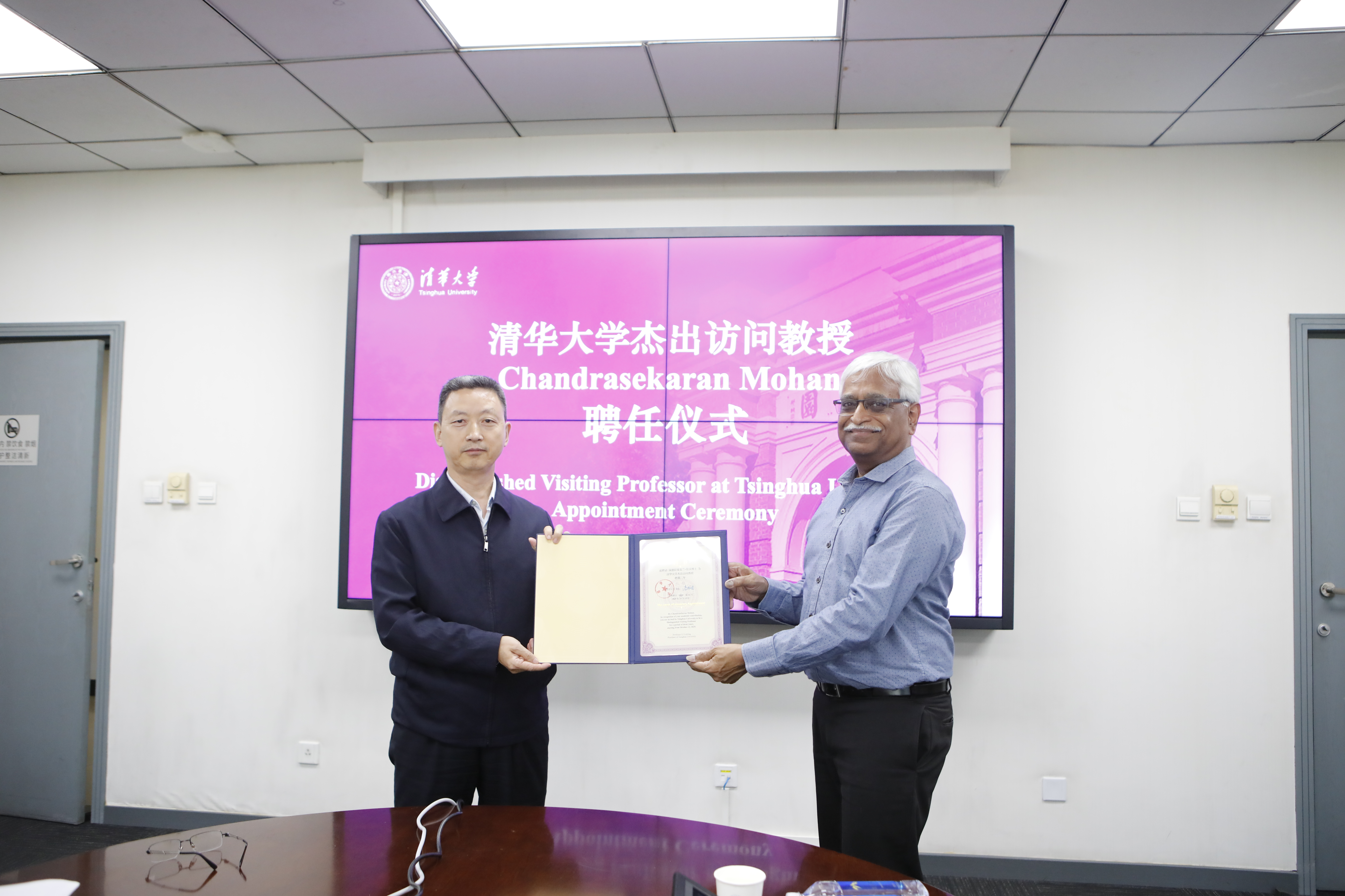 20251020-ued官网登录入口杰出访问教授C. Mohan续聘仪式暨学术报告会举行-董超-授聘仪式.JPG