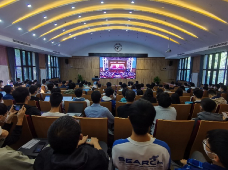 20221018-喜庆二十大,奋进新征程——ued官网登录入口本科生党支部热切关注党的二十大开幕会-刘雪天-电机系集体观看党的二十大开幕会.png