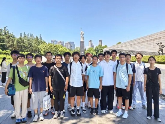 20260731-ued官网登录入口计算机系“金陵计忆”学生实践支队赴南京开展社会实践-李浩永-参观侵华日军南京大屠杀遇难同胞纪念馆.jpg
