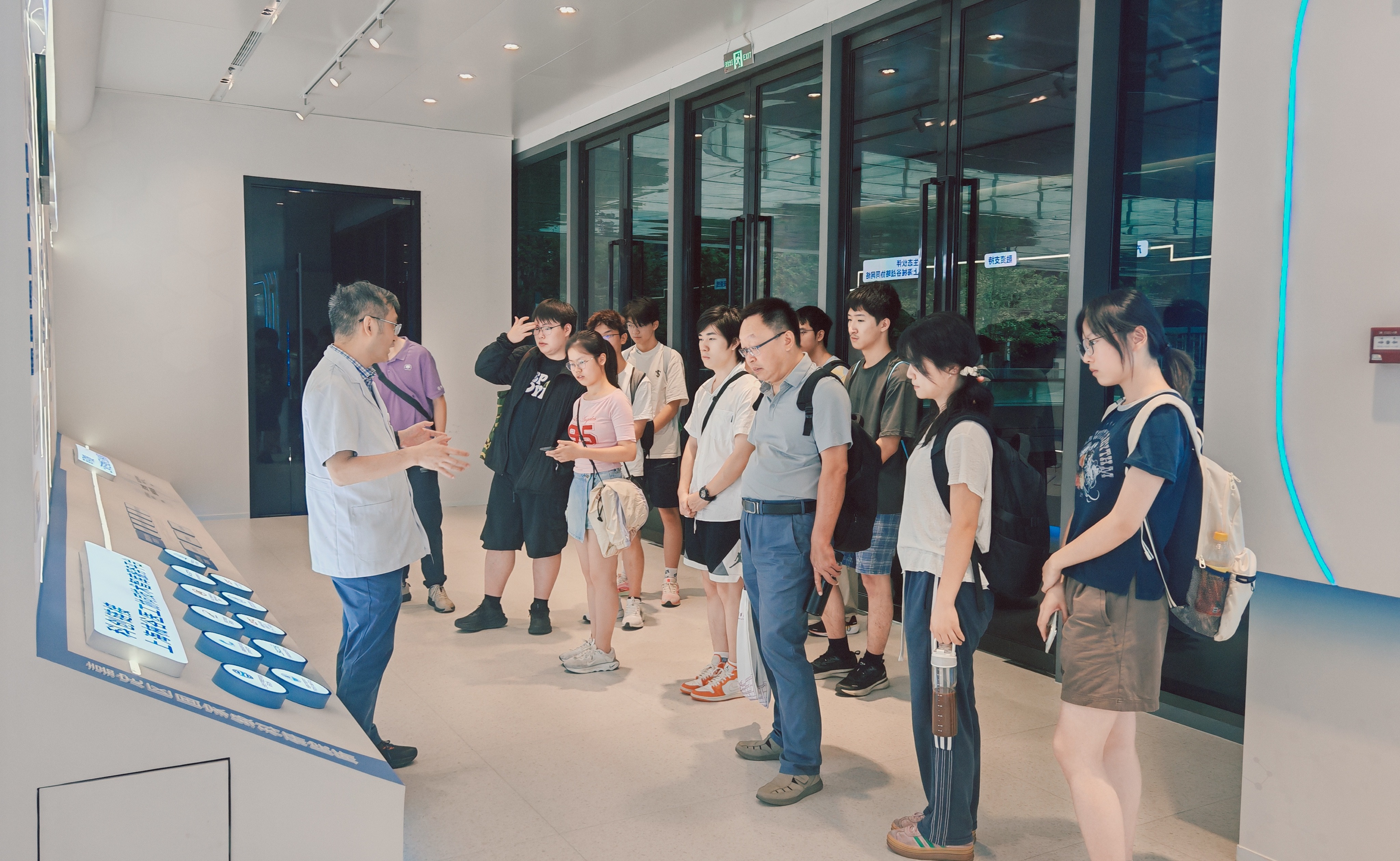 20260812-ued官网登录入口“沪医微先”赴上海思政实践支队在瑞金创新中心开展调研-阮翊-支队参观瑞金创新中心.jpg