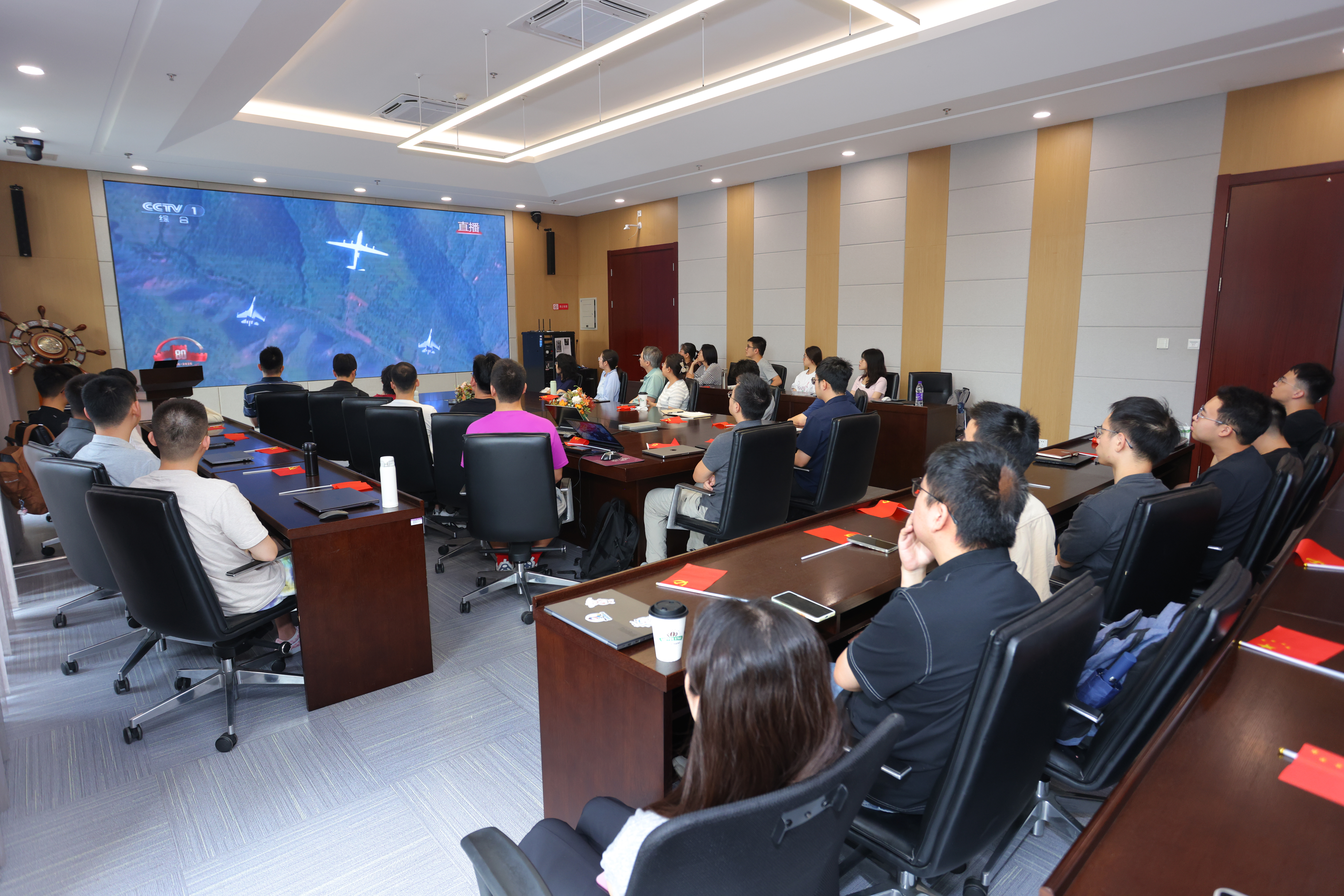 20250903-阅兵-精仪系师生集中收看庆祝大会-升旗.png